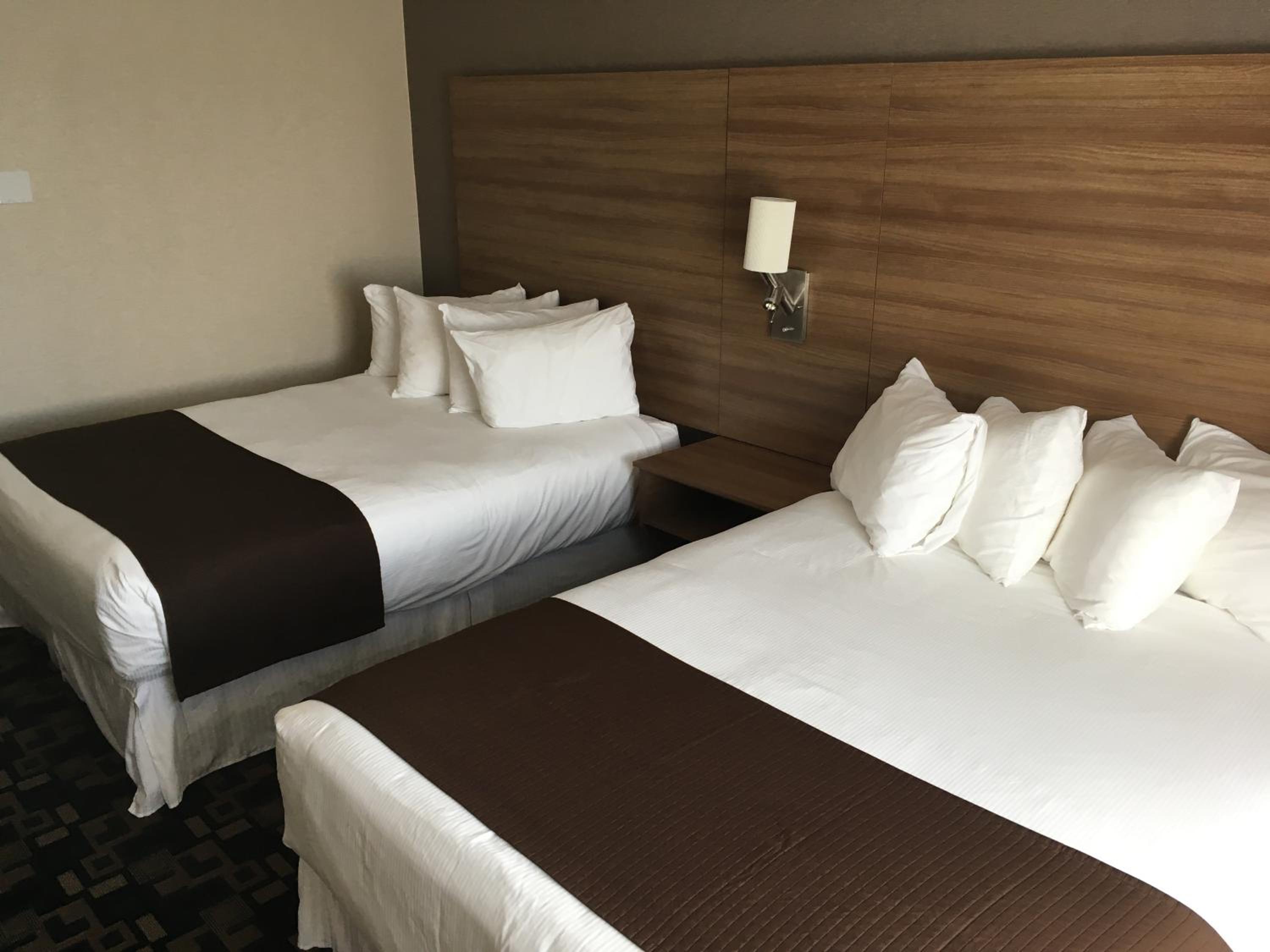 Queen Room with Two Queen Beds - Photo 9