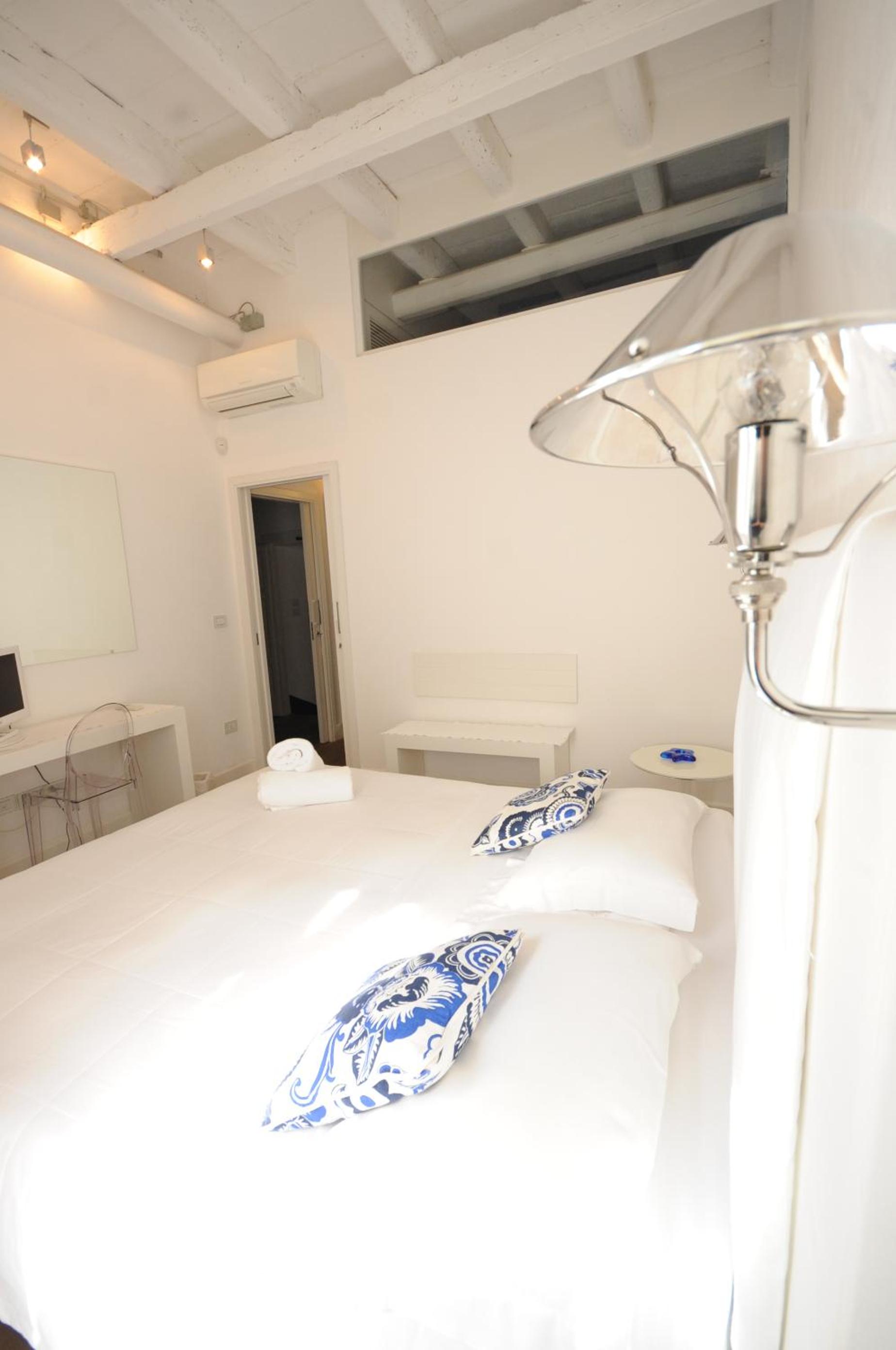 One-Bedroom Apartment  with access to terrace - upper floor photo 3
