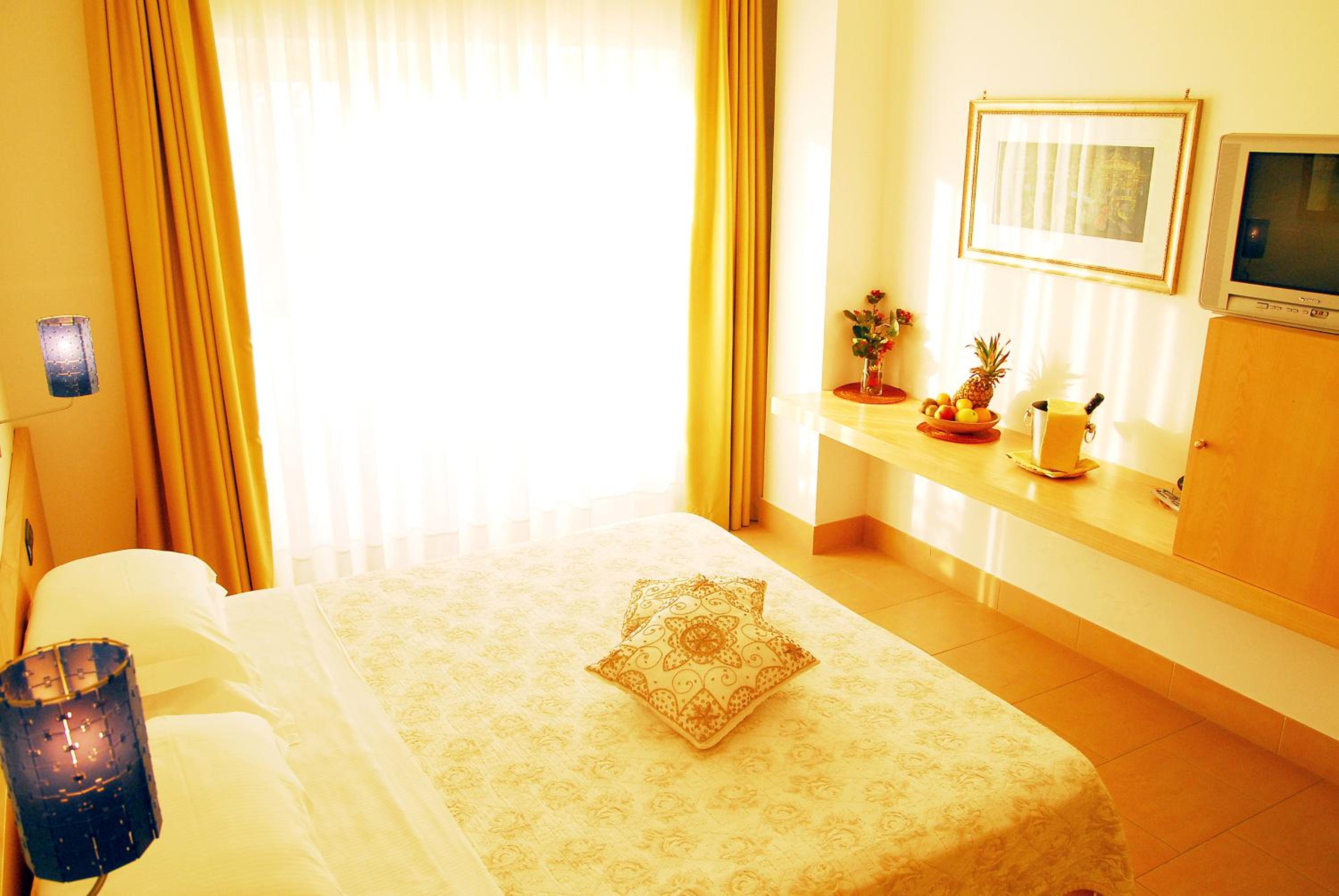 Standard Double or Twin Room - Photo 5