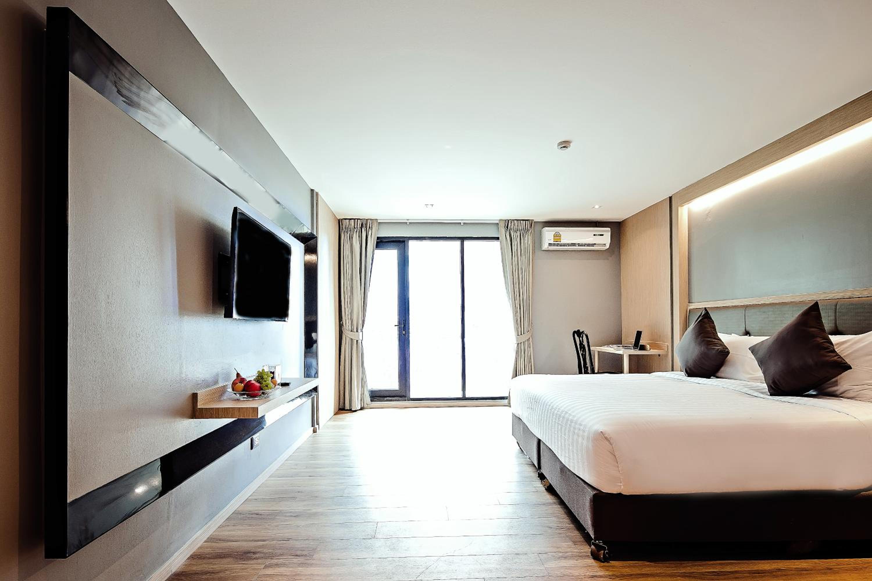 Superior King Room thumbnail 6
