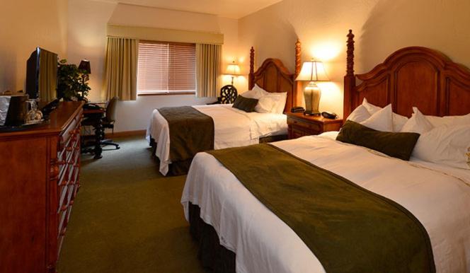 Queen Room with Two Queen Beds - Non-Smoking - Photo 2