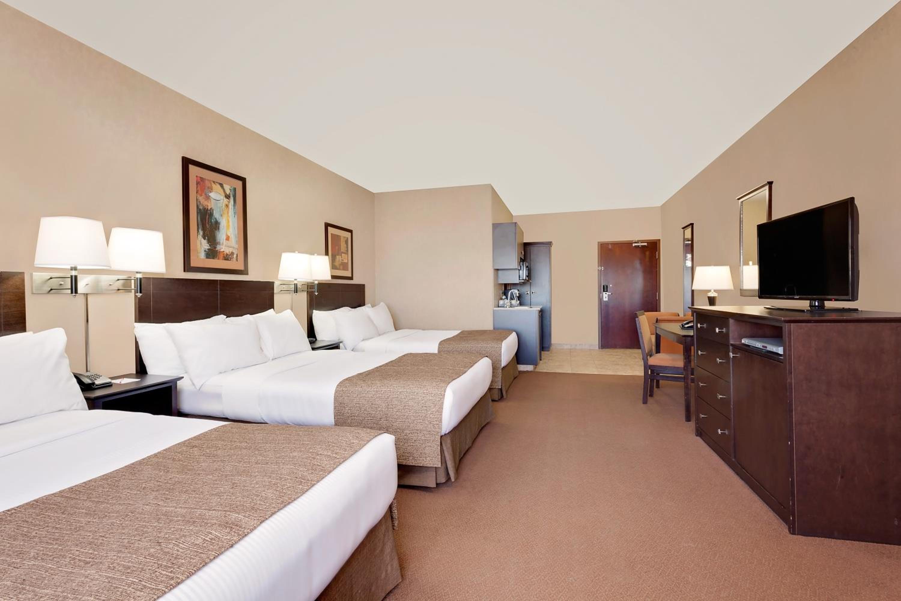 Double Room with Three Double Beds - Non-Smoking - Photo 4