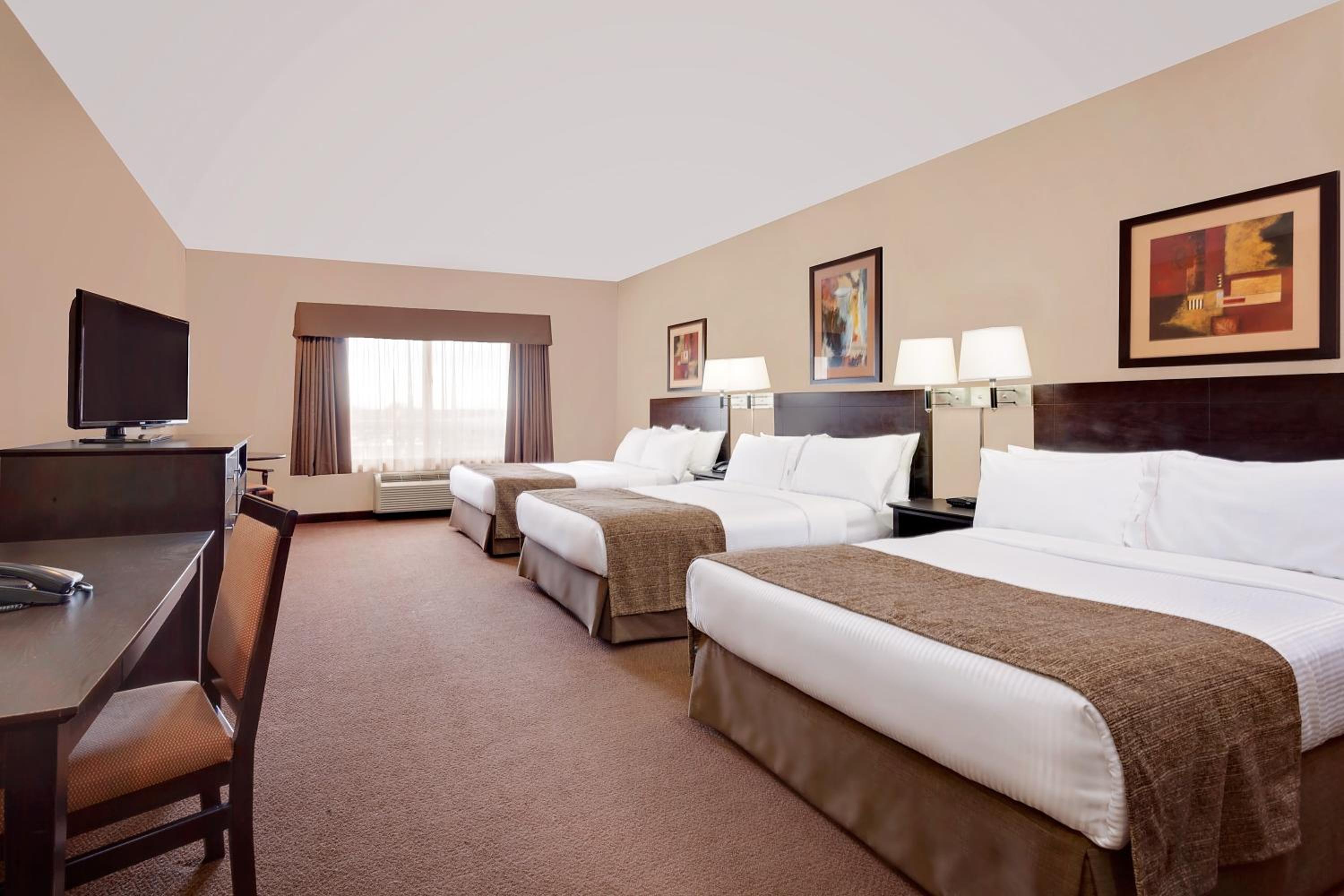 Double Room with Three Double Beds - Non-Smoking - Photo 1