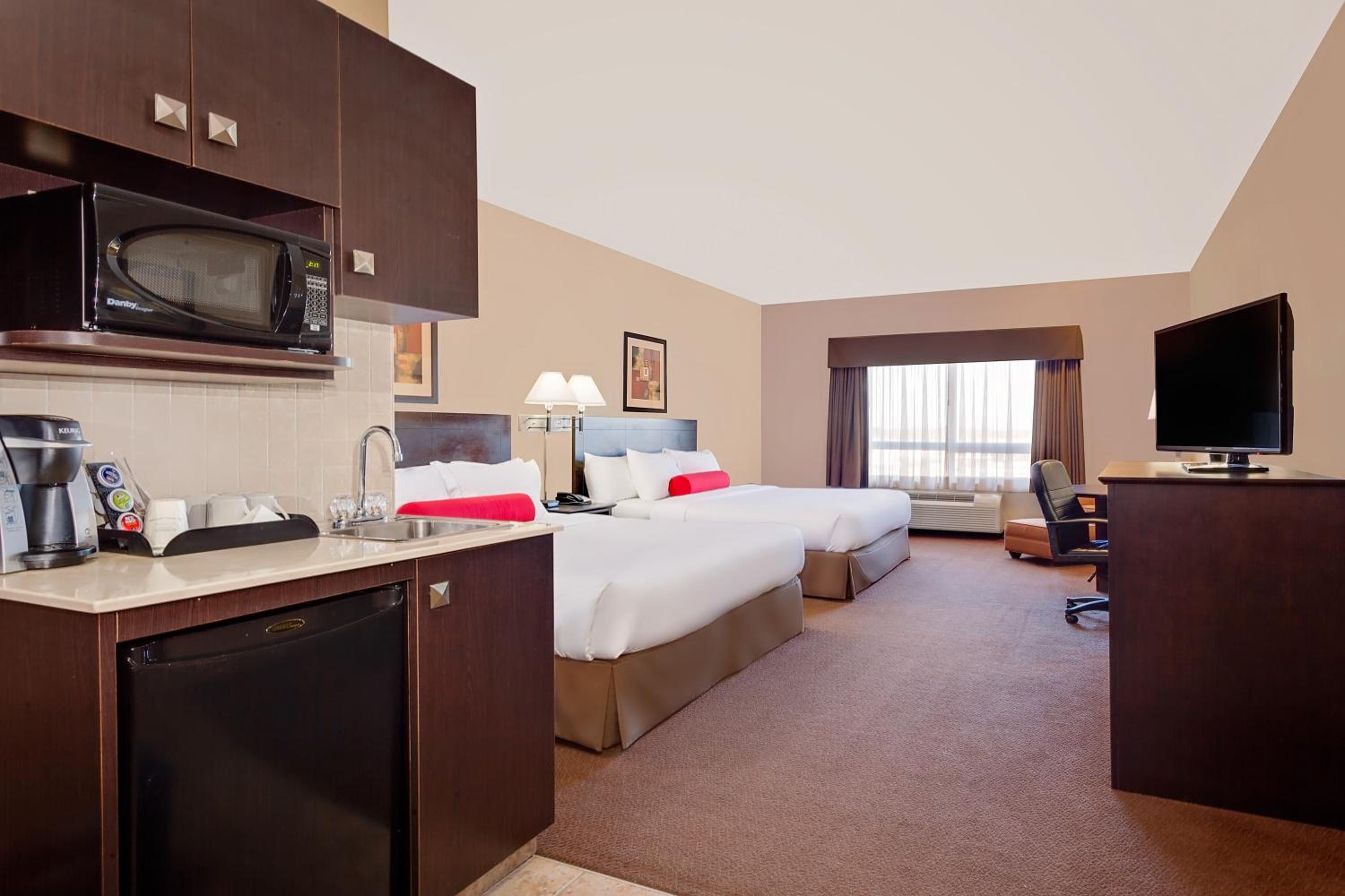 King Room with Two King Beds - Non-Smoking - Photo 4