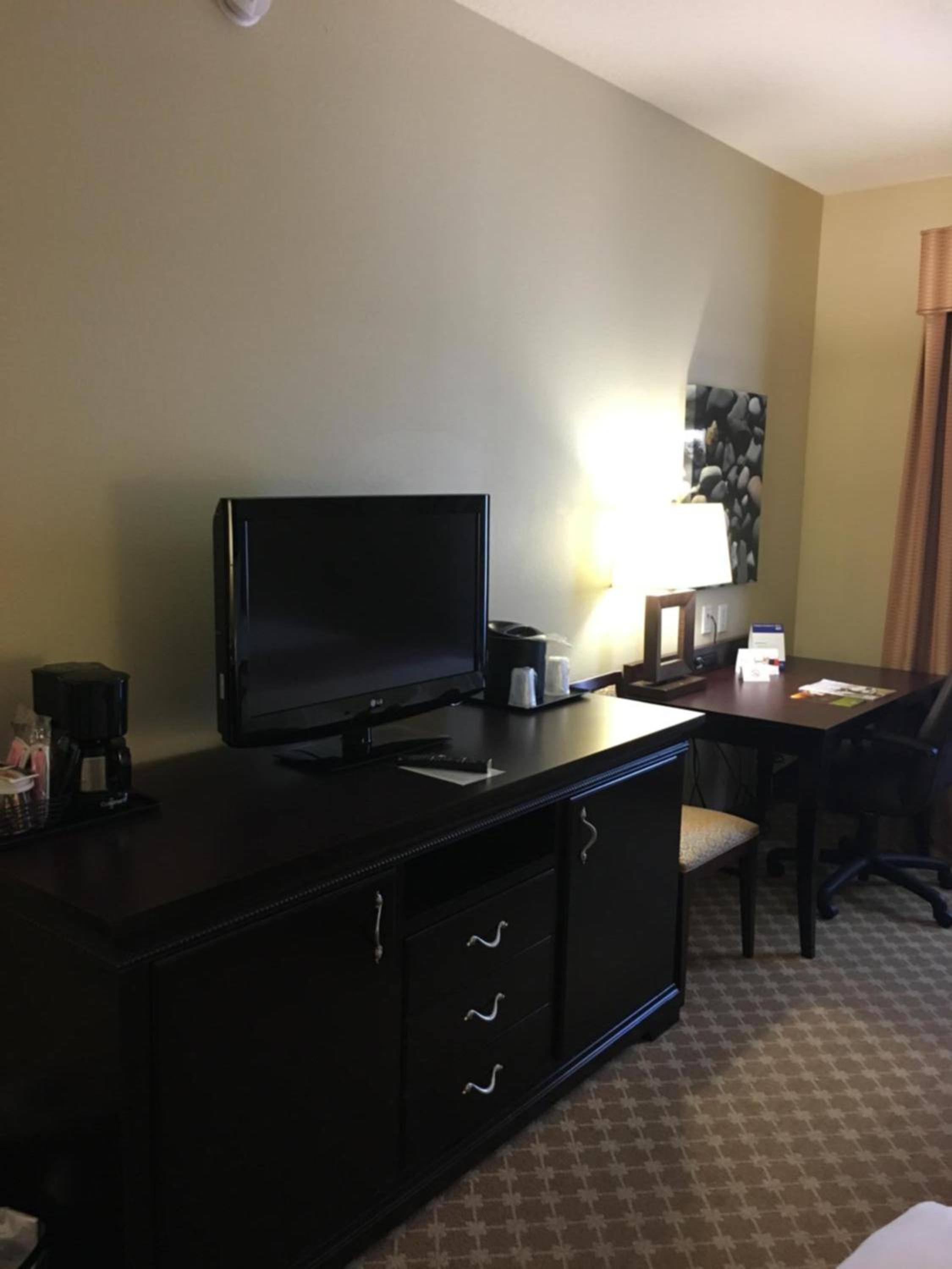Queen Room with Two Queen Beds - Non-Smoking - Photo 3