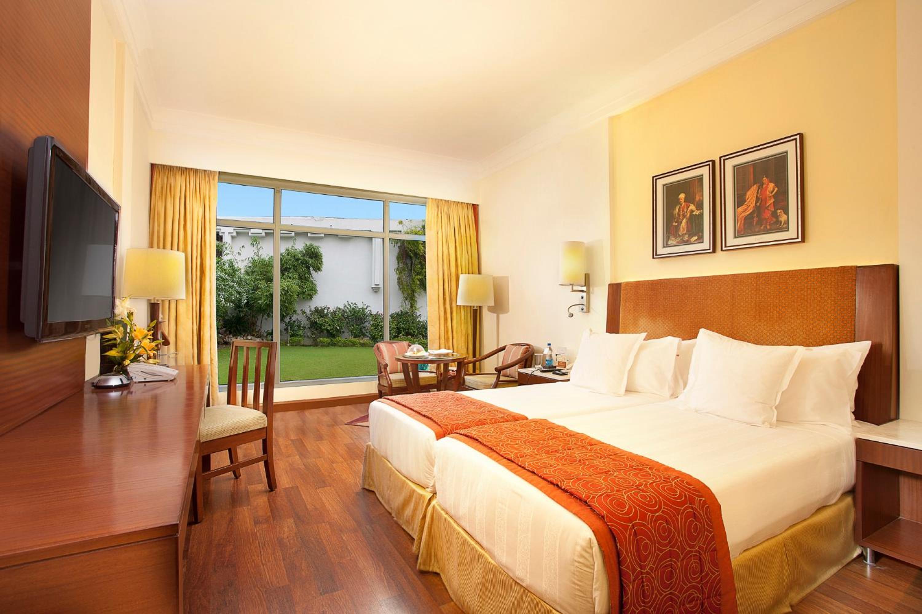 Double Room Double Room
