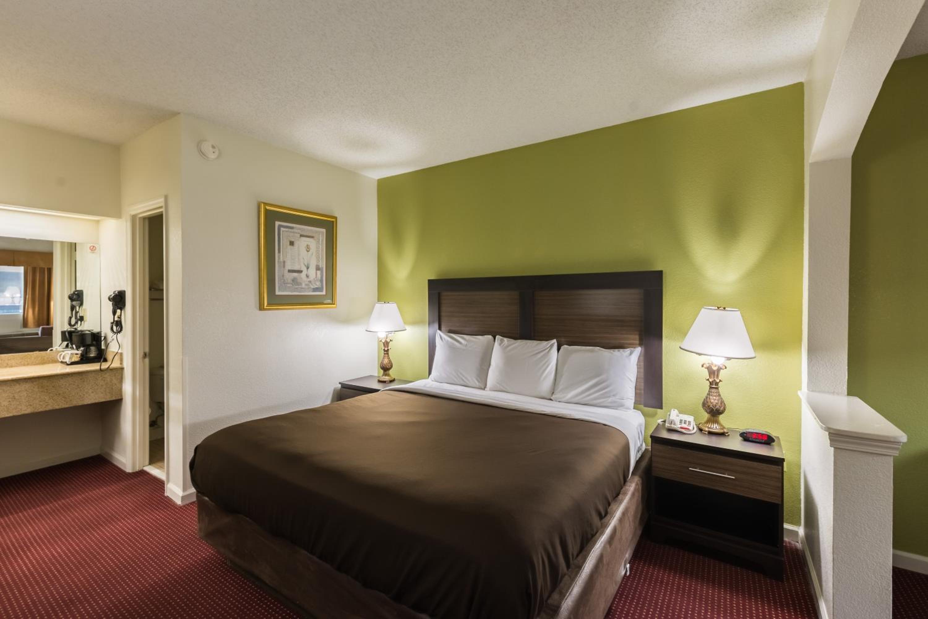 King Room - Non-Smoking - Photo 4
