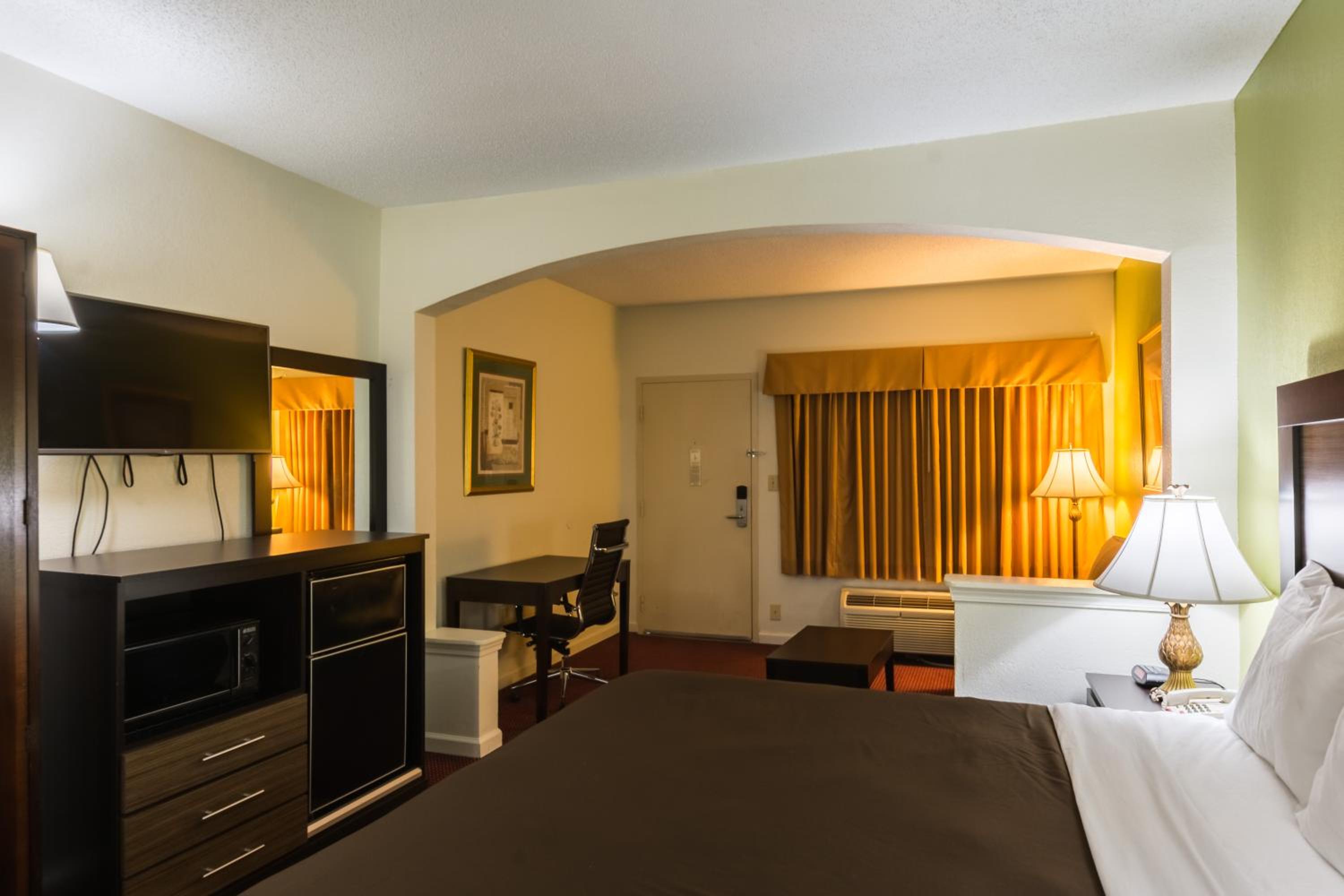 King Room - Non-Smoking - Photo 1