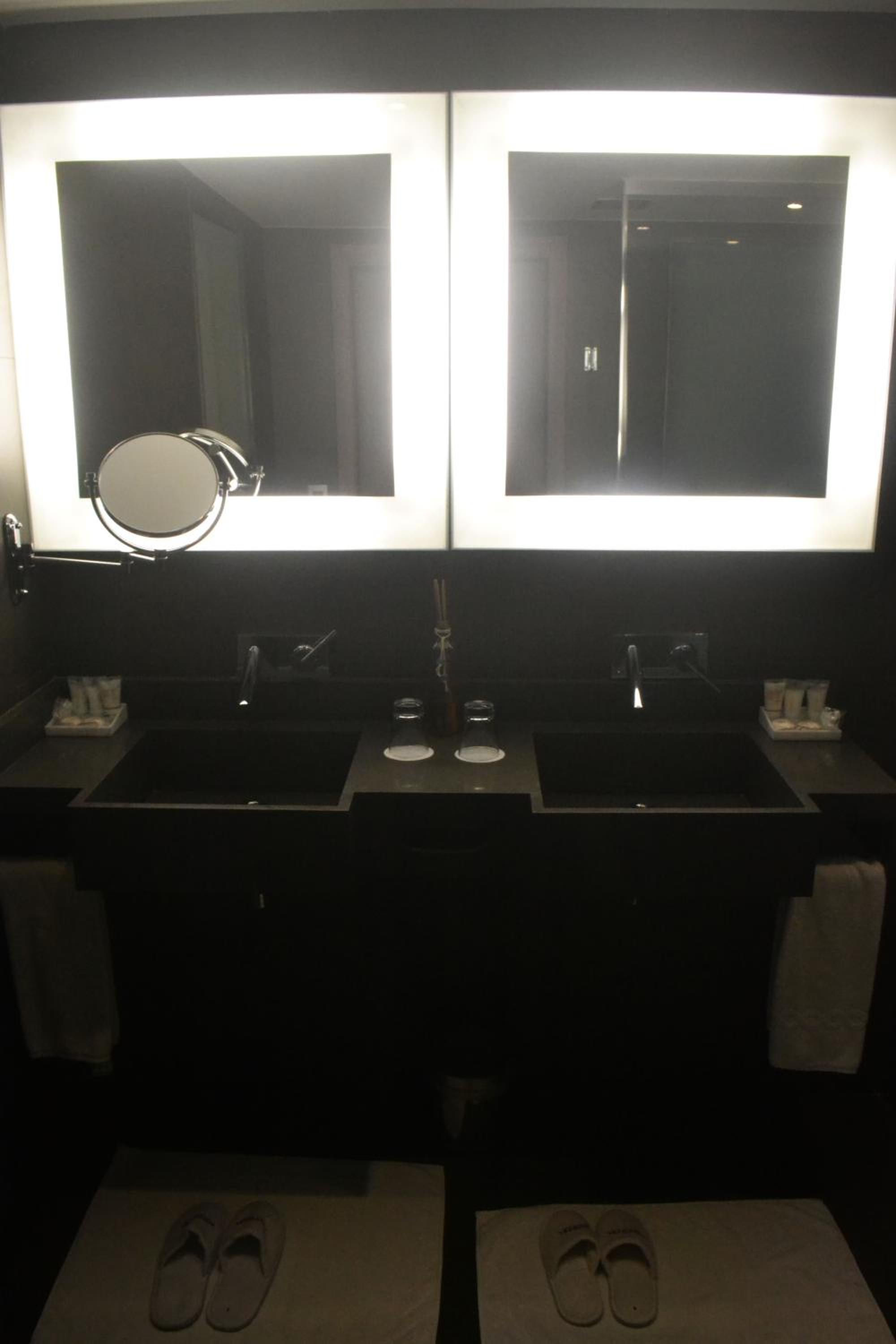 Available room thumbnail 5