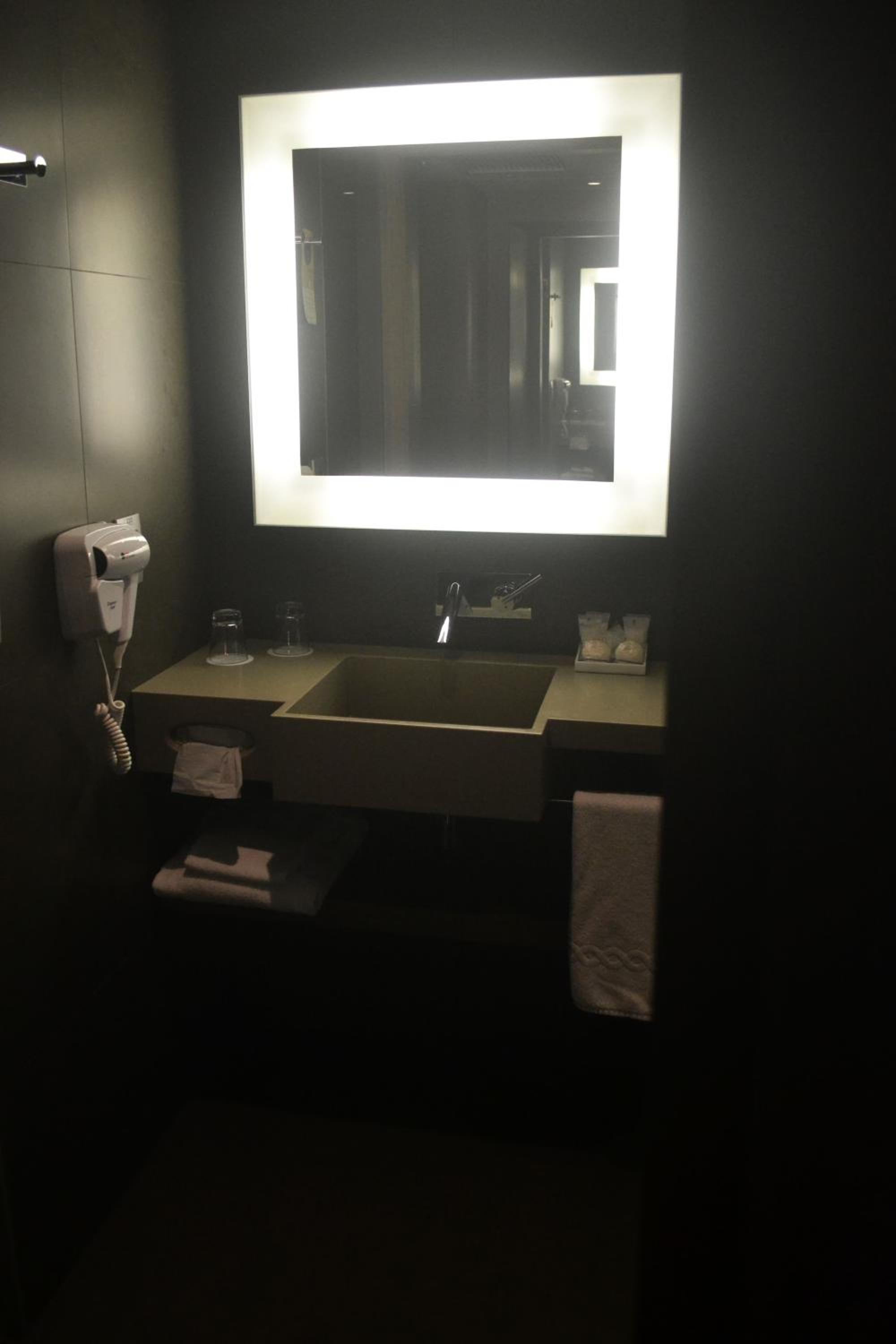 Available room thumbnail 6