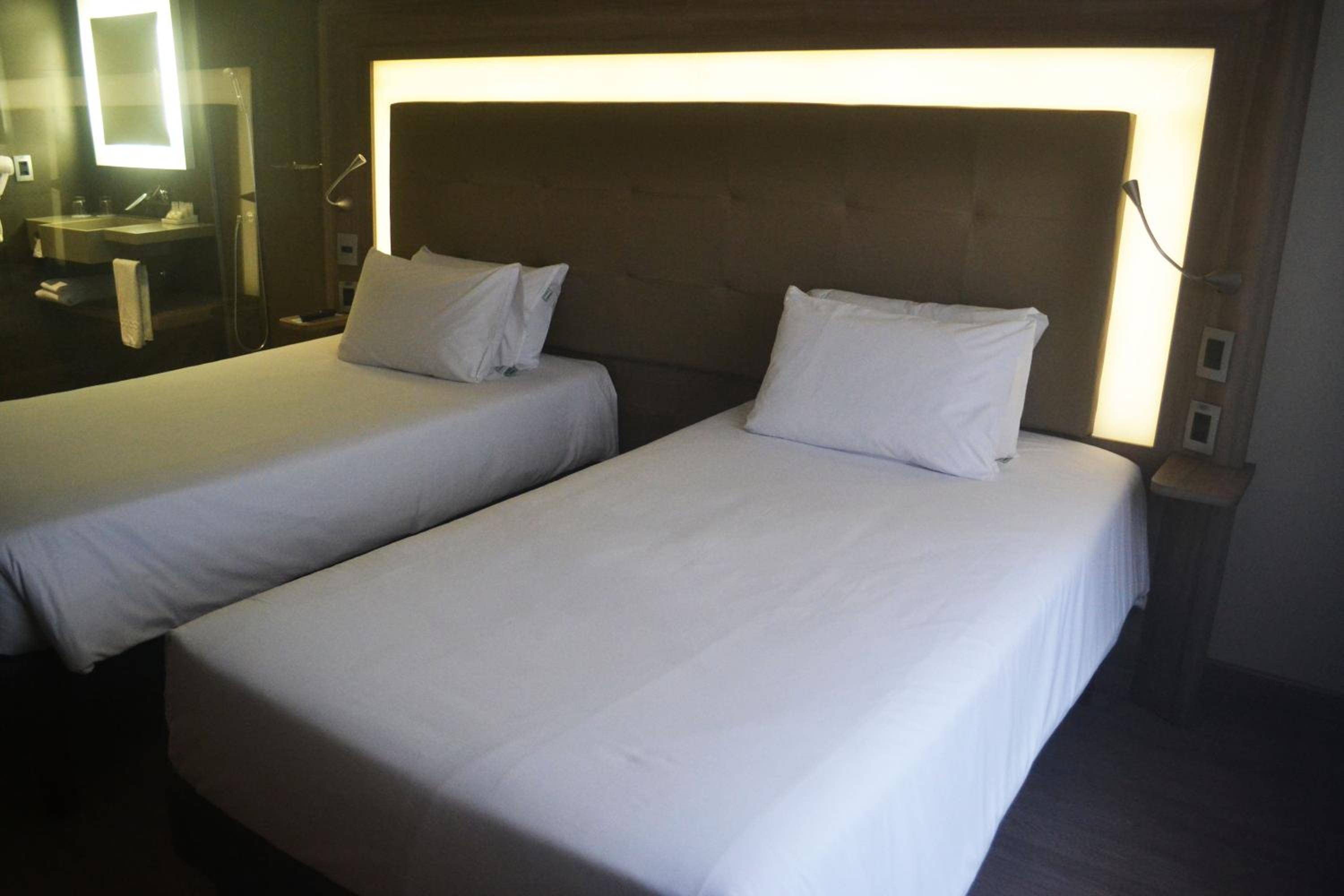 Available room thumbnail 6