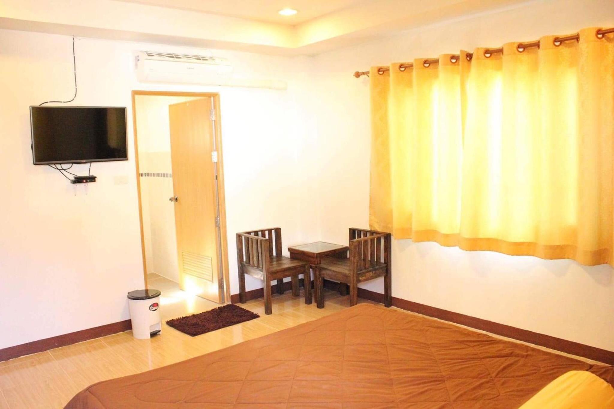 Standard King Room - Photo 12