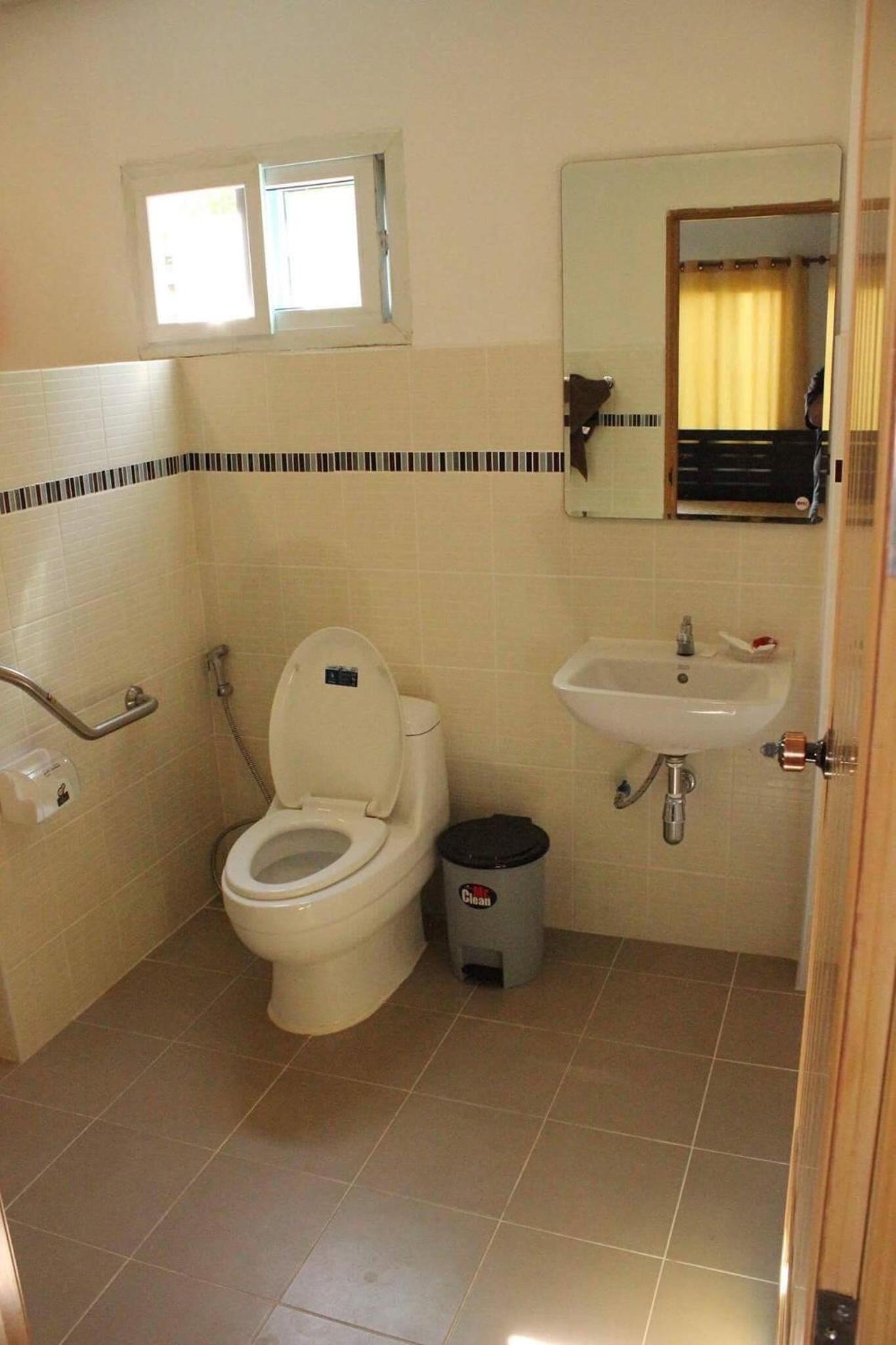 Standard King Room - Photo 11