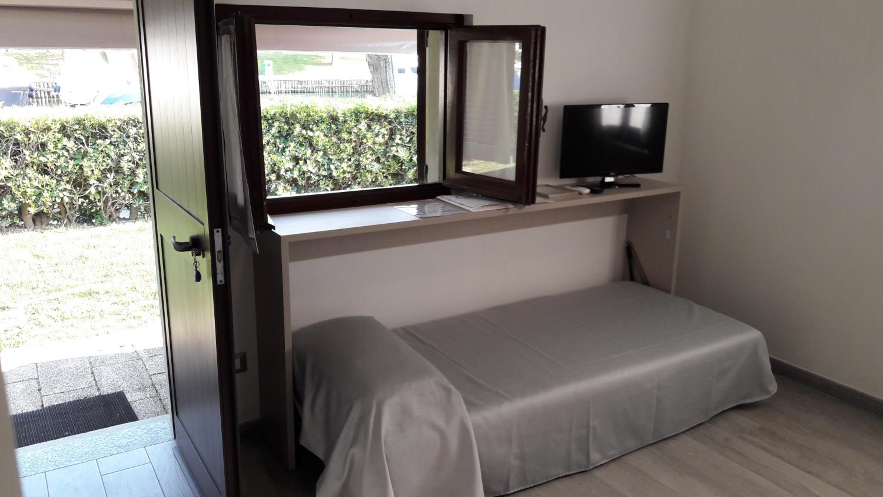 Deluxe Double or Twin Room with Lake View photo 3