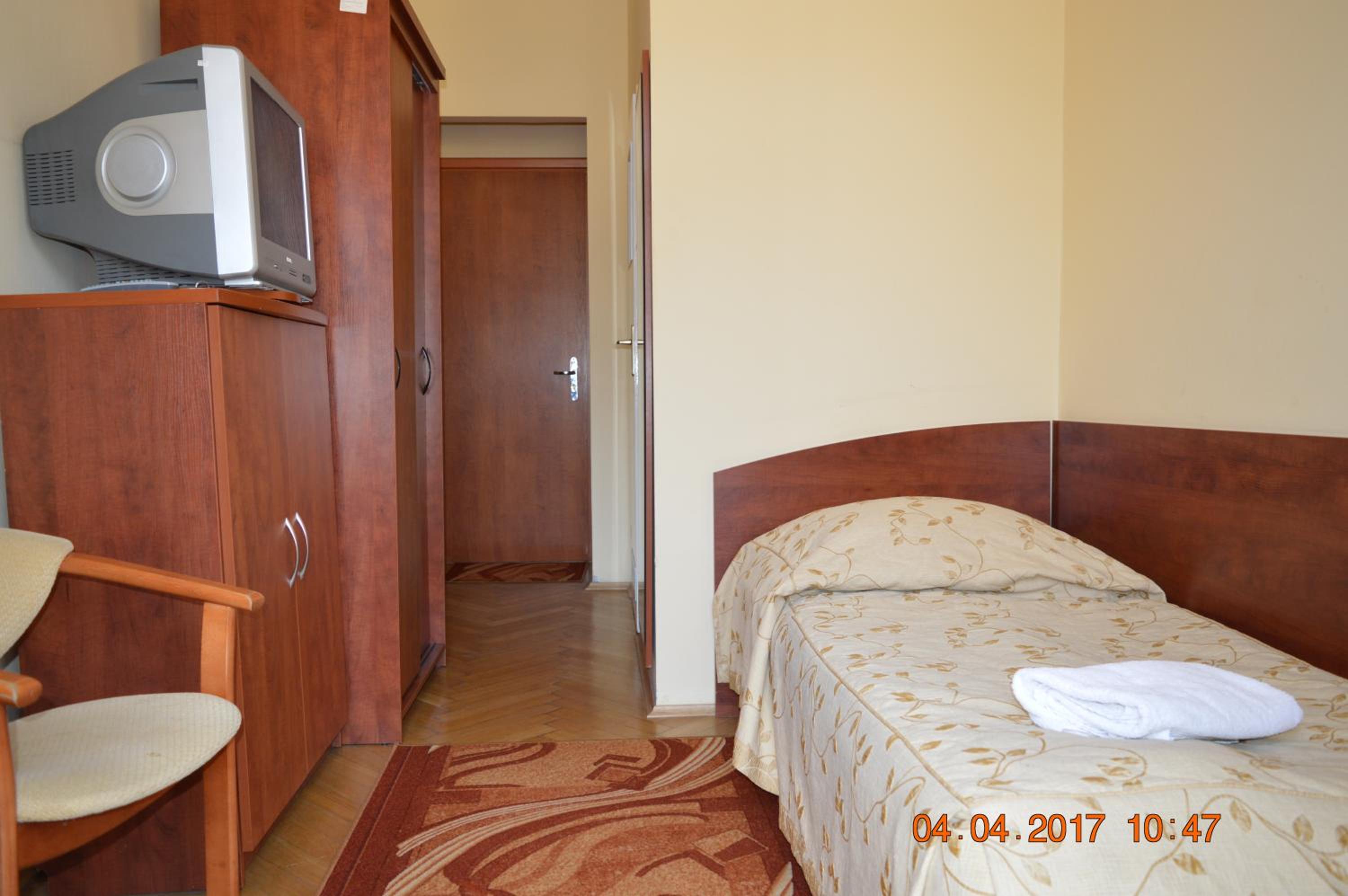 Single Room with Bathroom photo 1