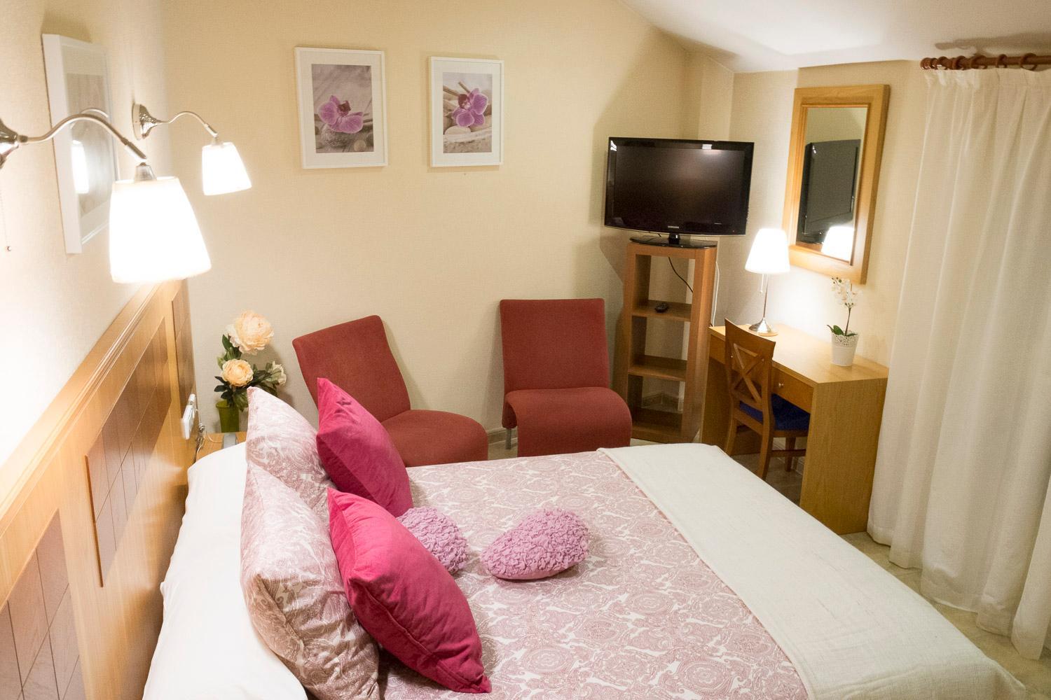 Deluxe Double Room with Bath photo 2