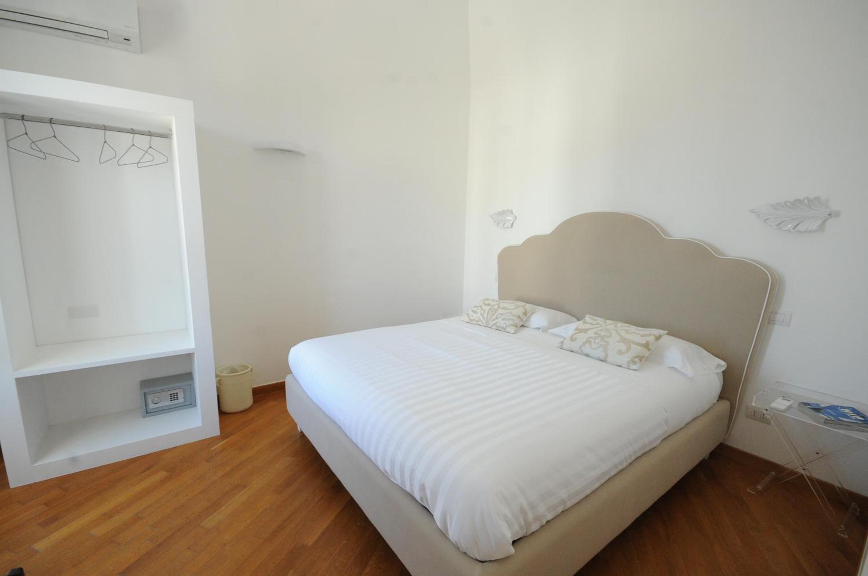 Deluxe Double Room with Balcony and Sea View photo 2