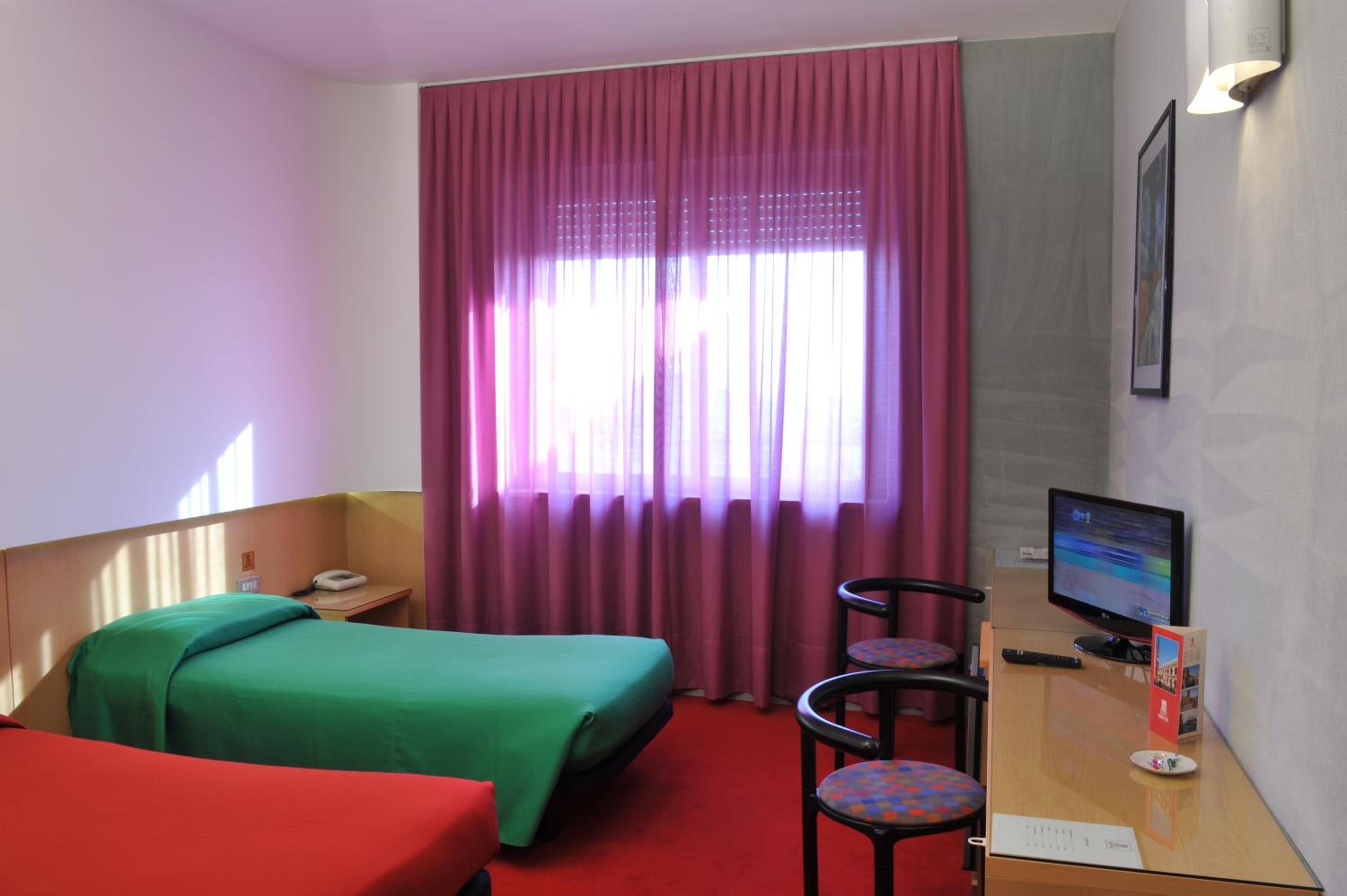 Twin Room - Photo 6
