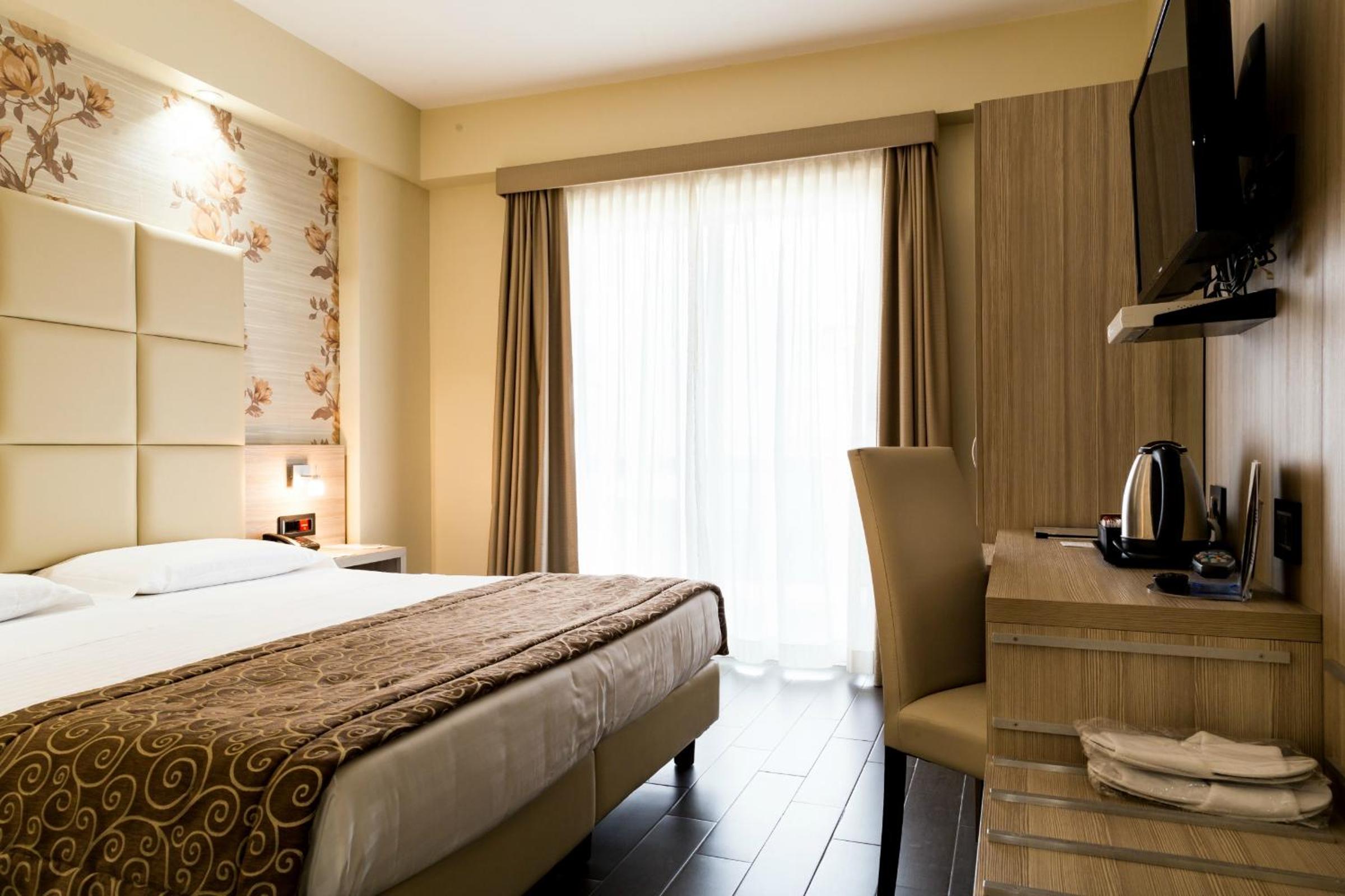 Premium Double Room thumbnail 5