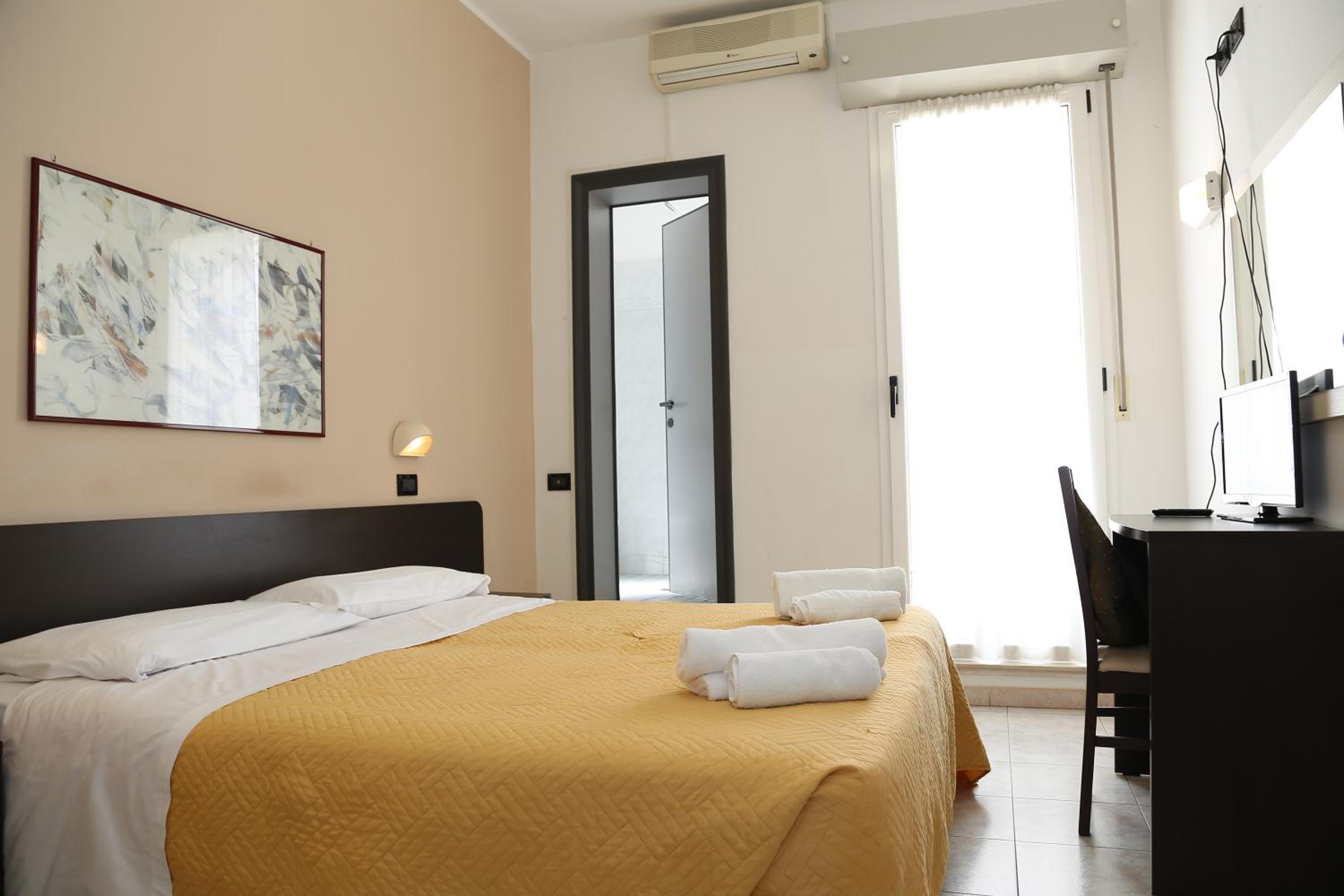 Standard Double or Twin Room - Photo 7