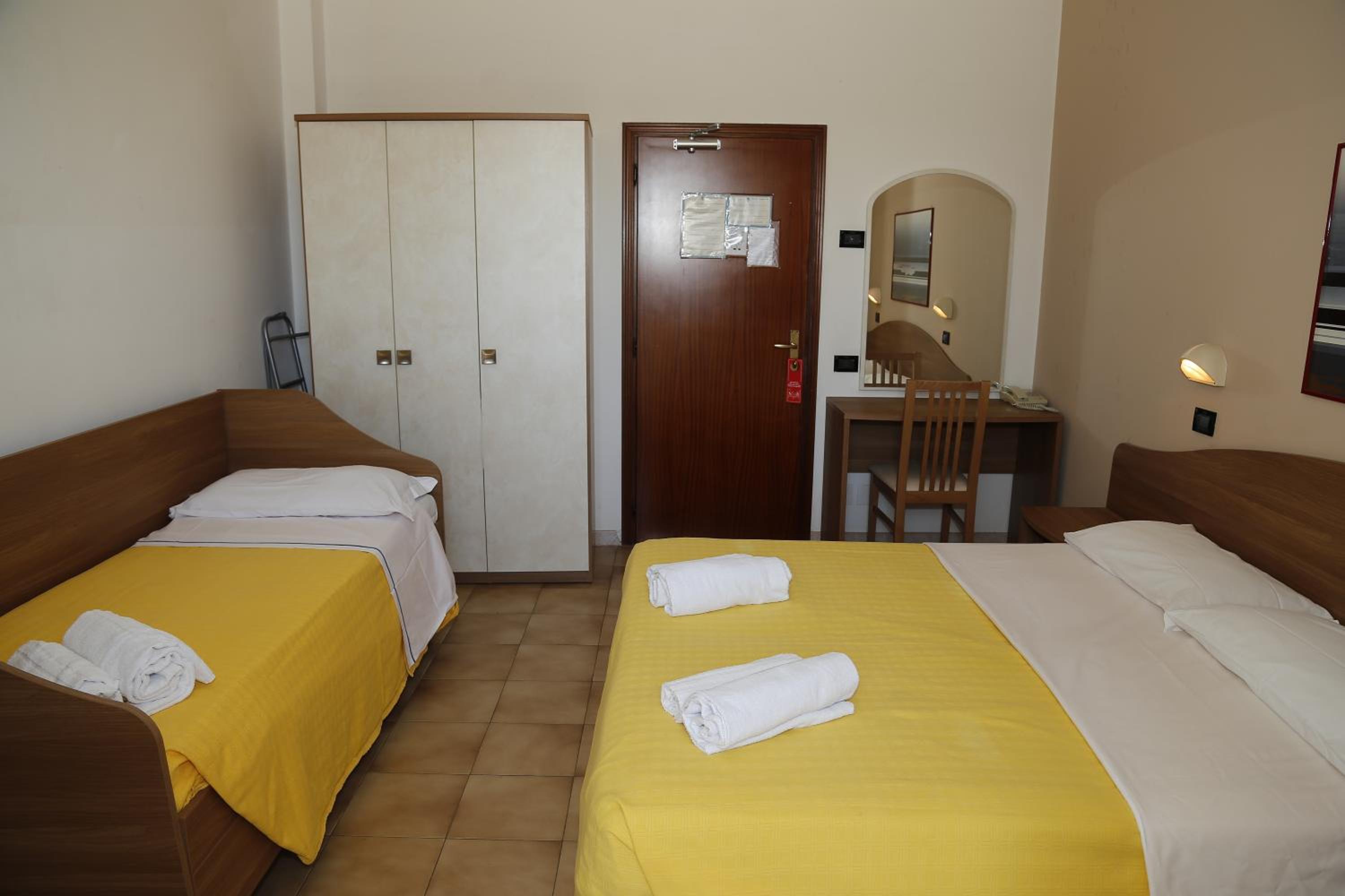 Standard Triple Room - Photo 2
