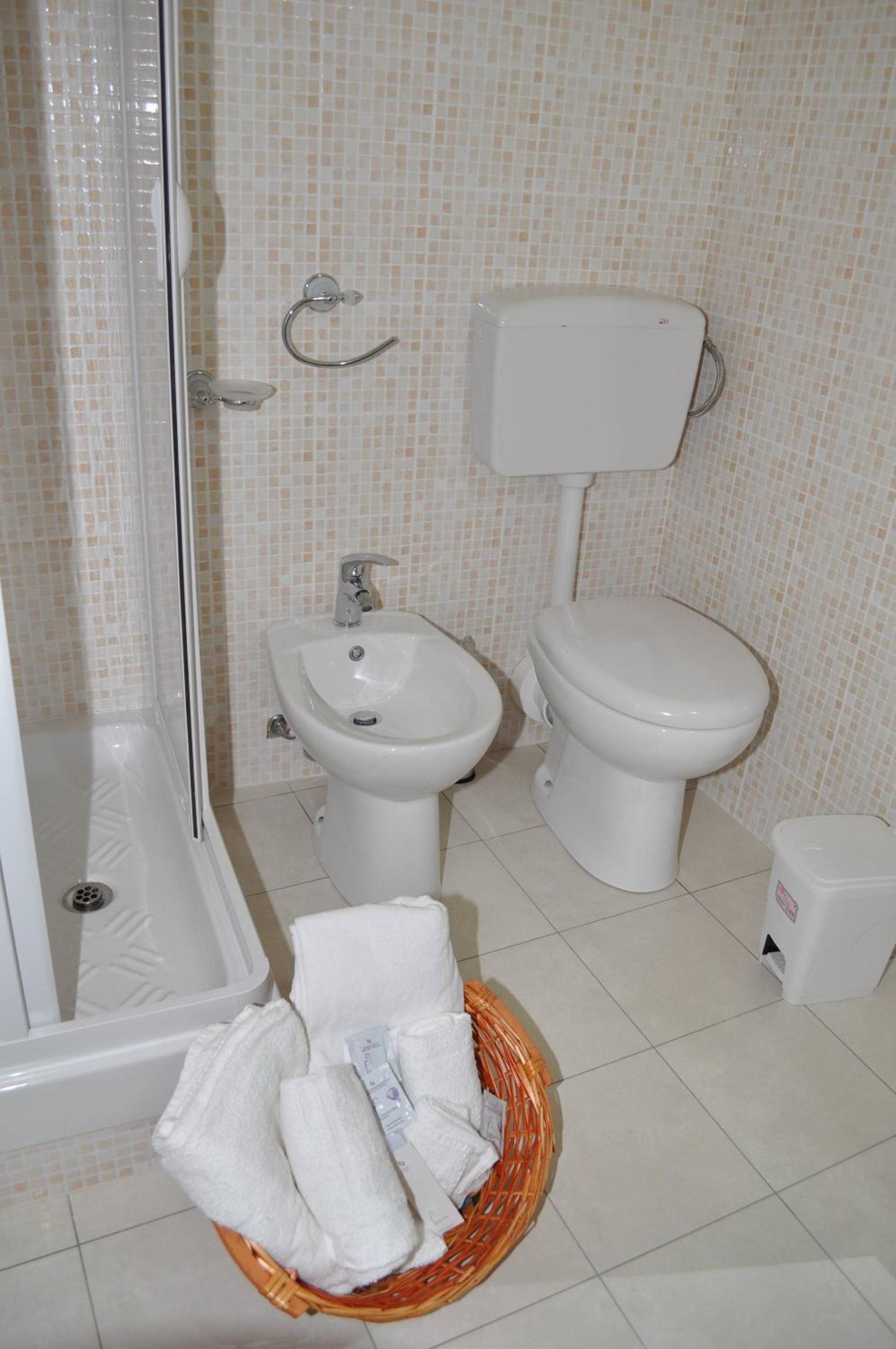 Three-Bedroom Apartment with Sea View - Photo 6