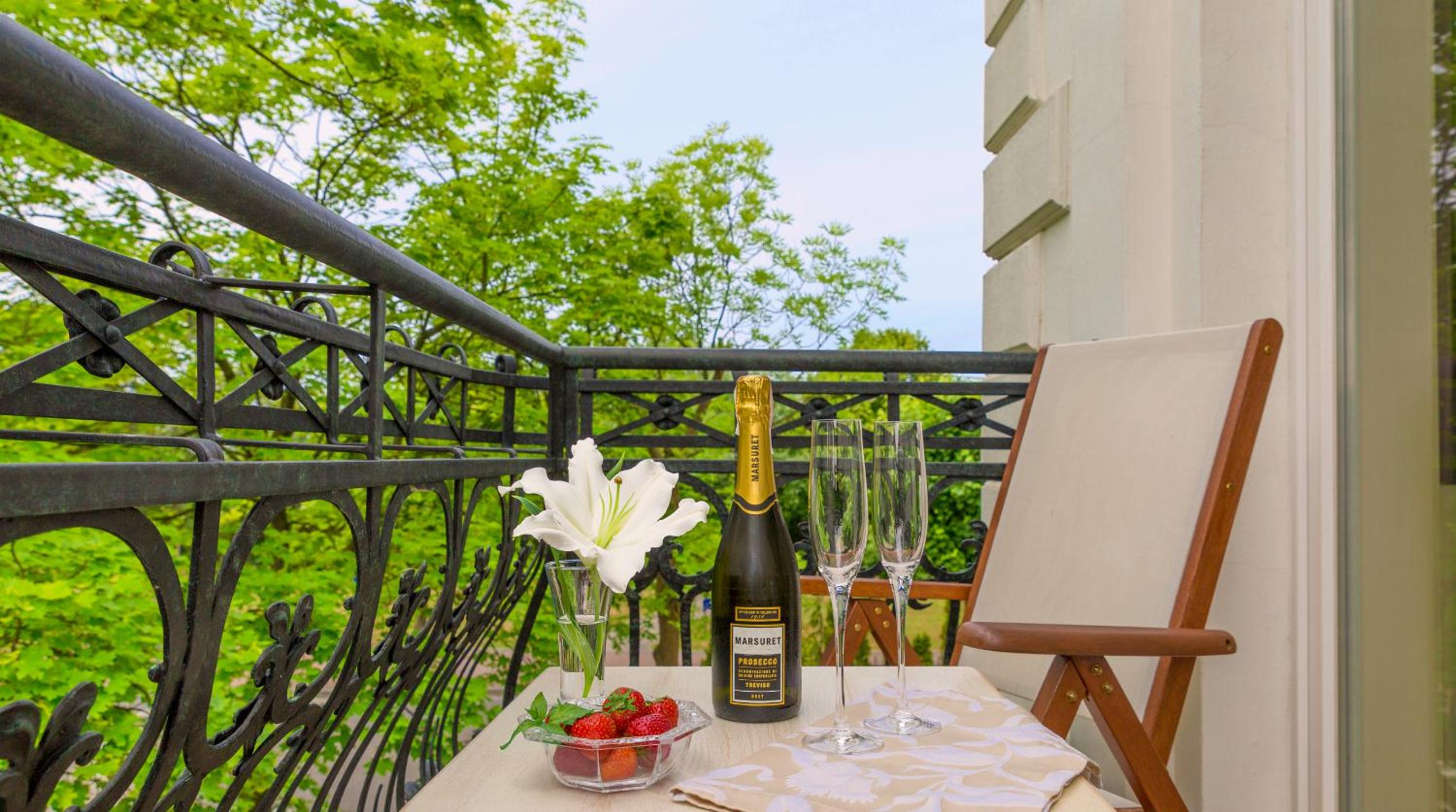 Apartment with View and Balcony photo 2