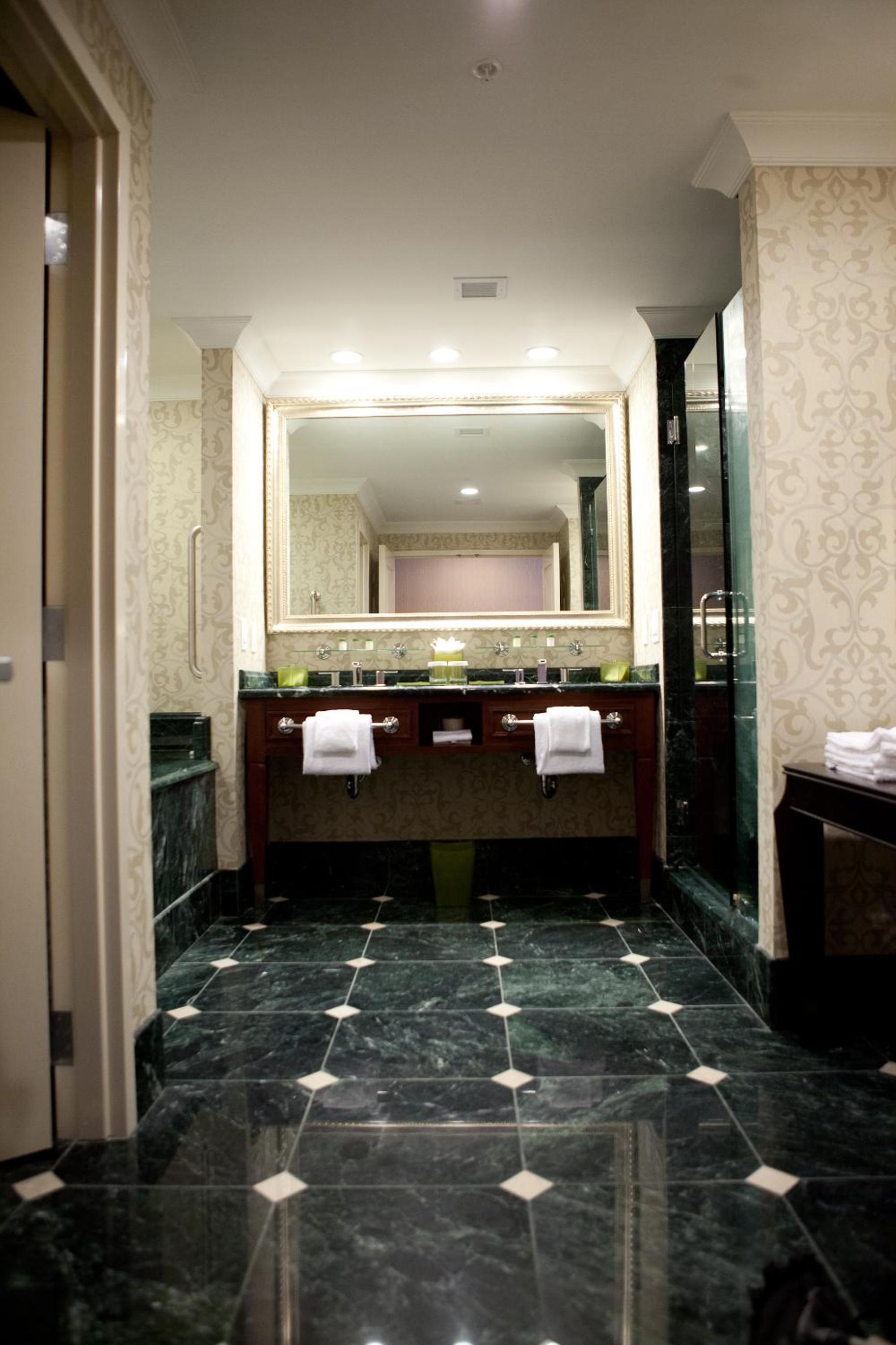 Superior King Suite - Photo 4