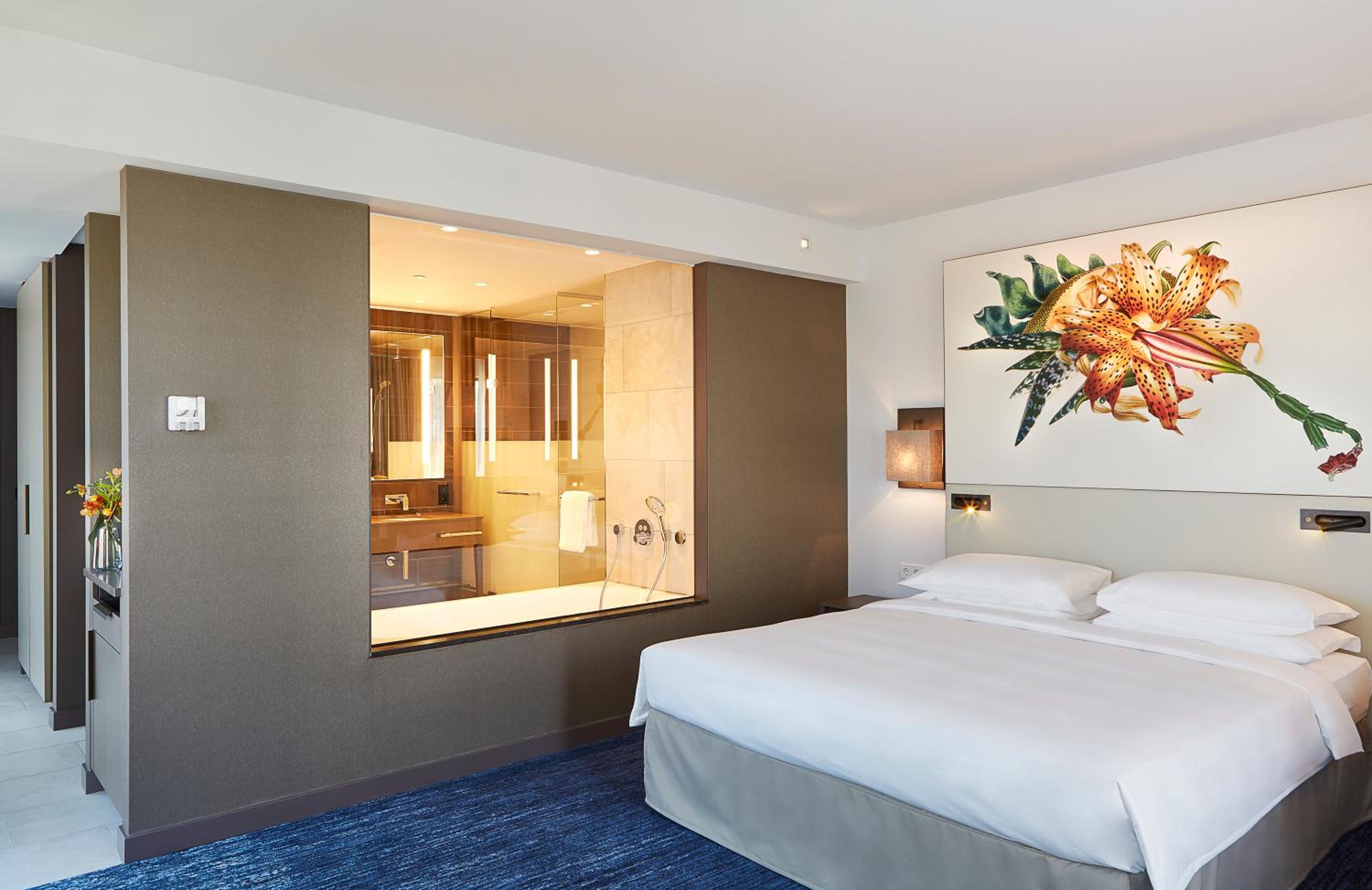 Deluxe King Room - Club Access photo 3