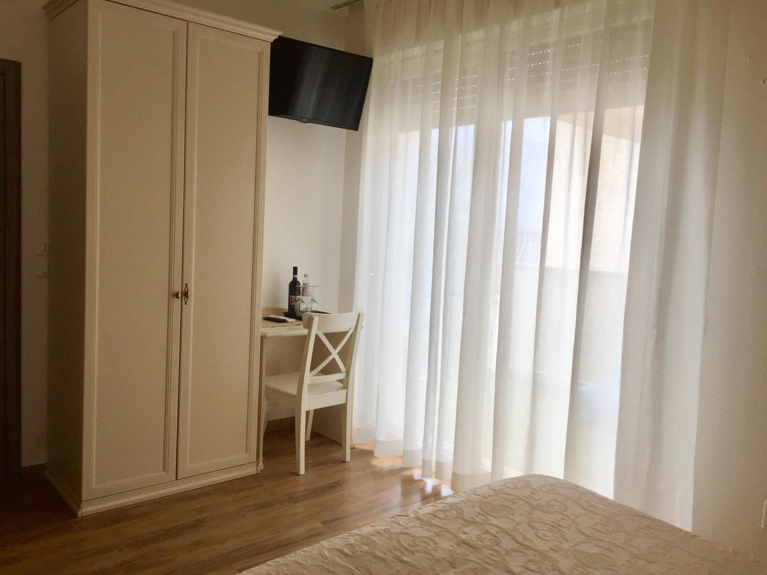 Double Room with lateral Balcony and Lake View photo 1