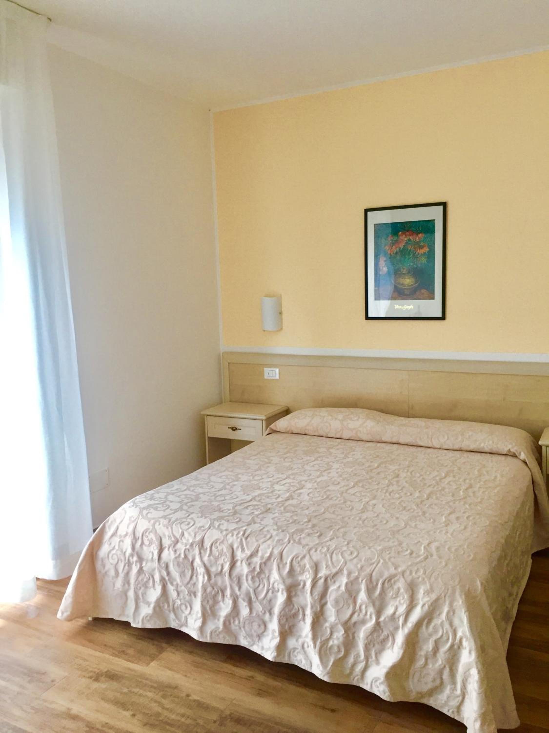 Double Room with lateral Balcony and Lake View photo 2