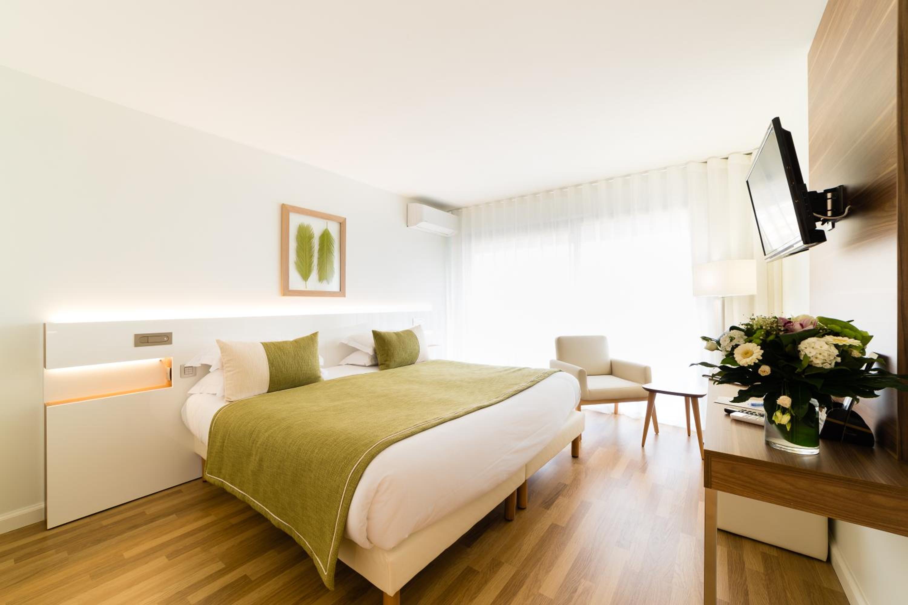 Deluxe Room with Sea View - Photo 10