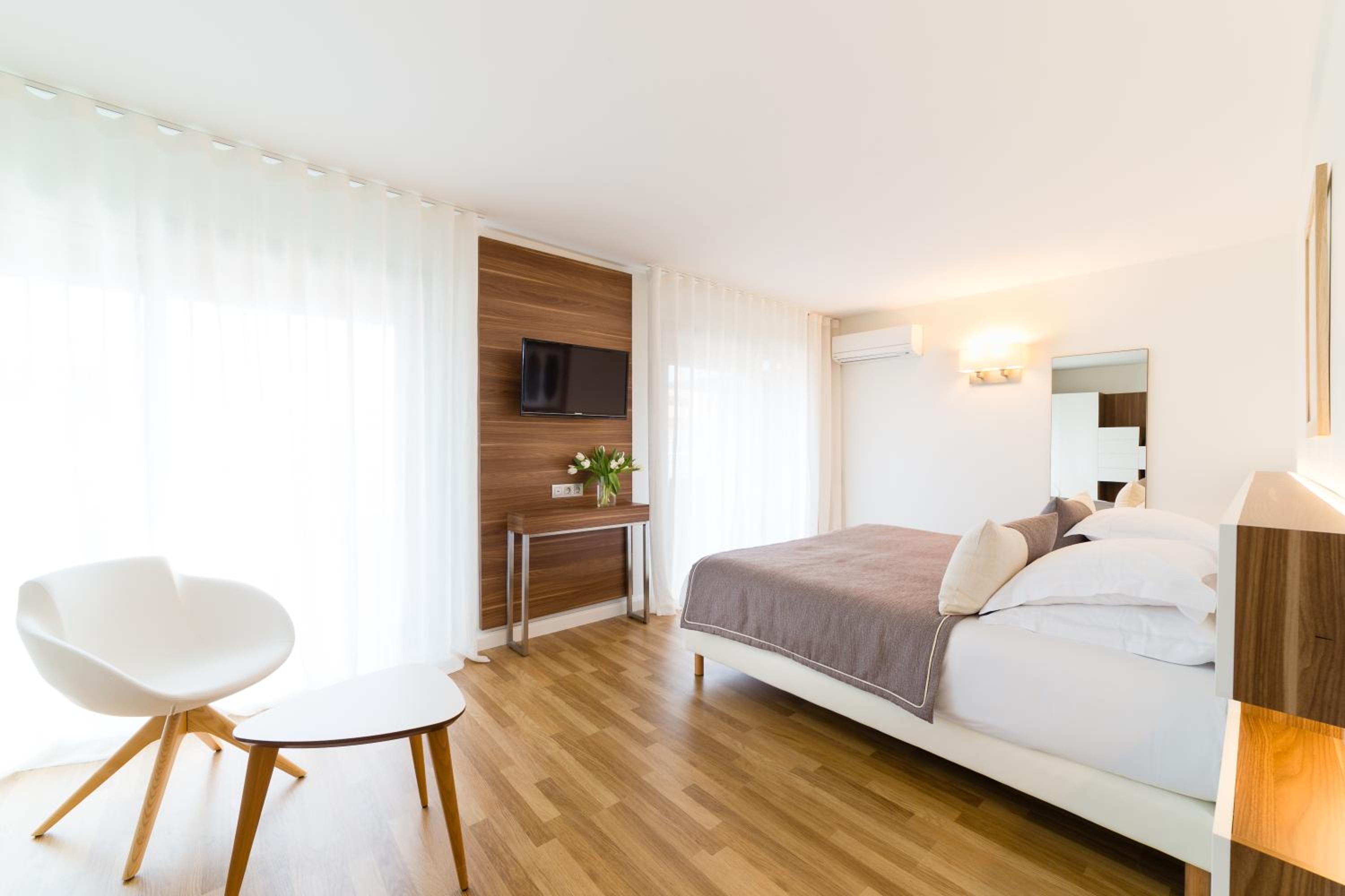 Deluxe Double Room with City View - Photo 5