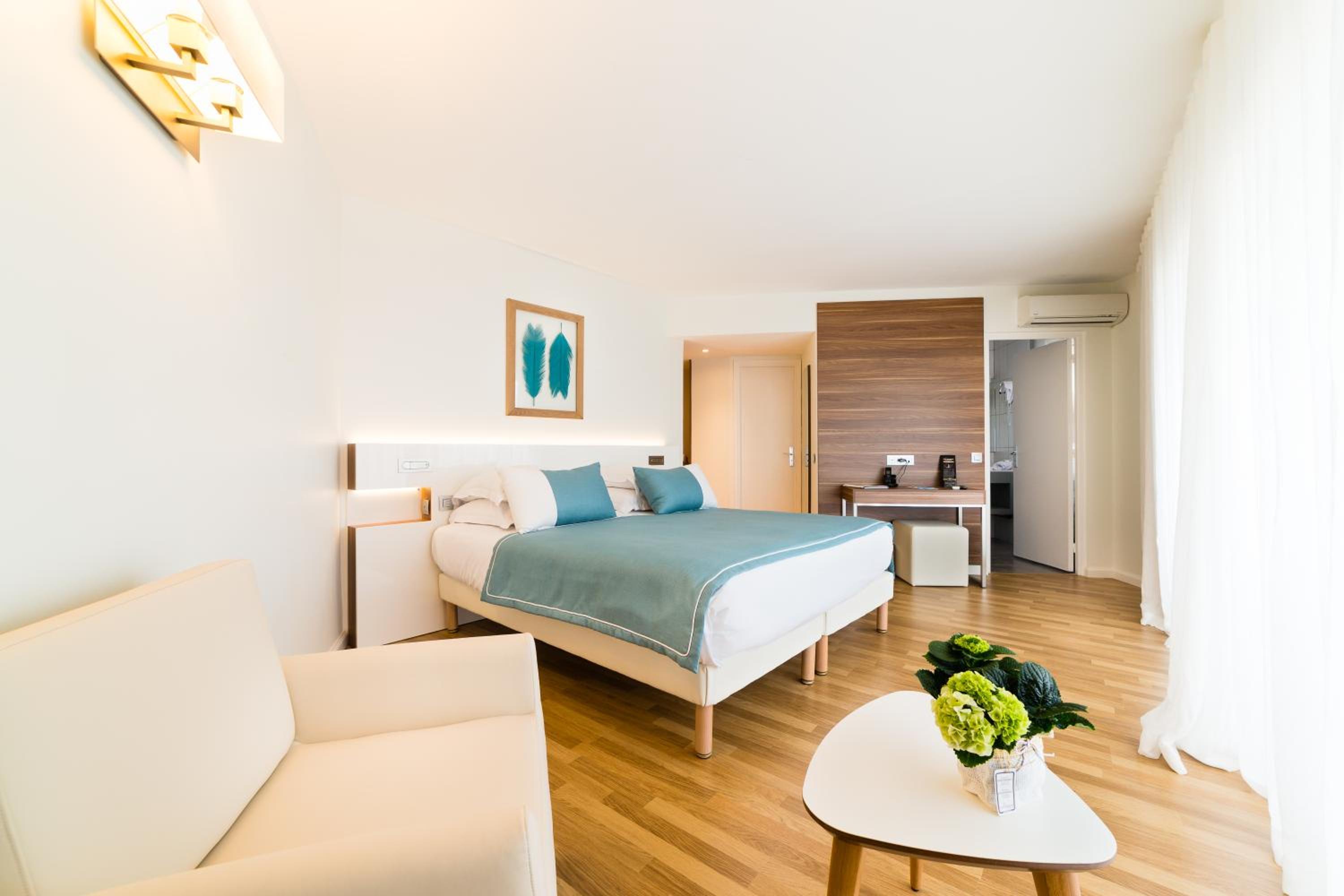 Deluxe Room with Sea View - Photo 1