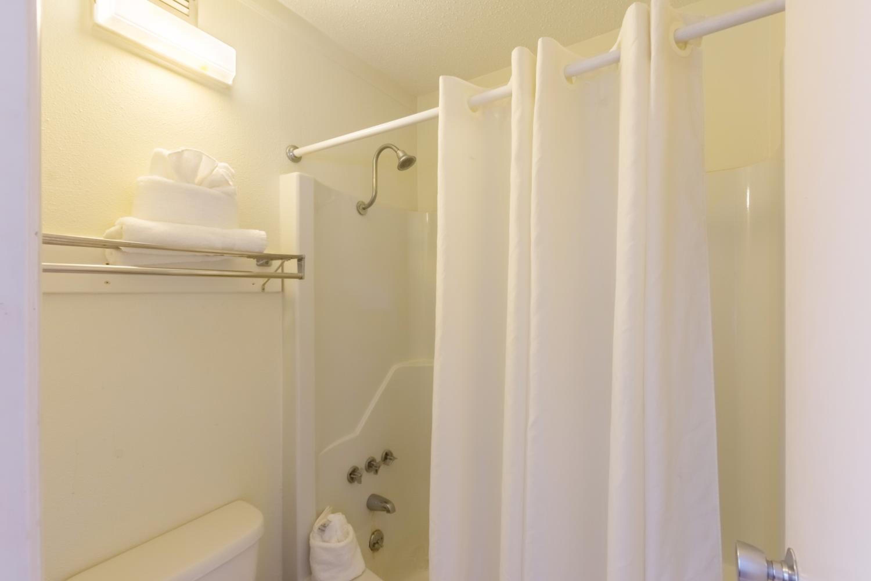 King Room - Non-Smoking - Photo 2