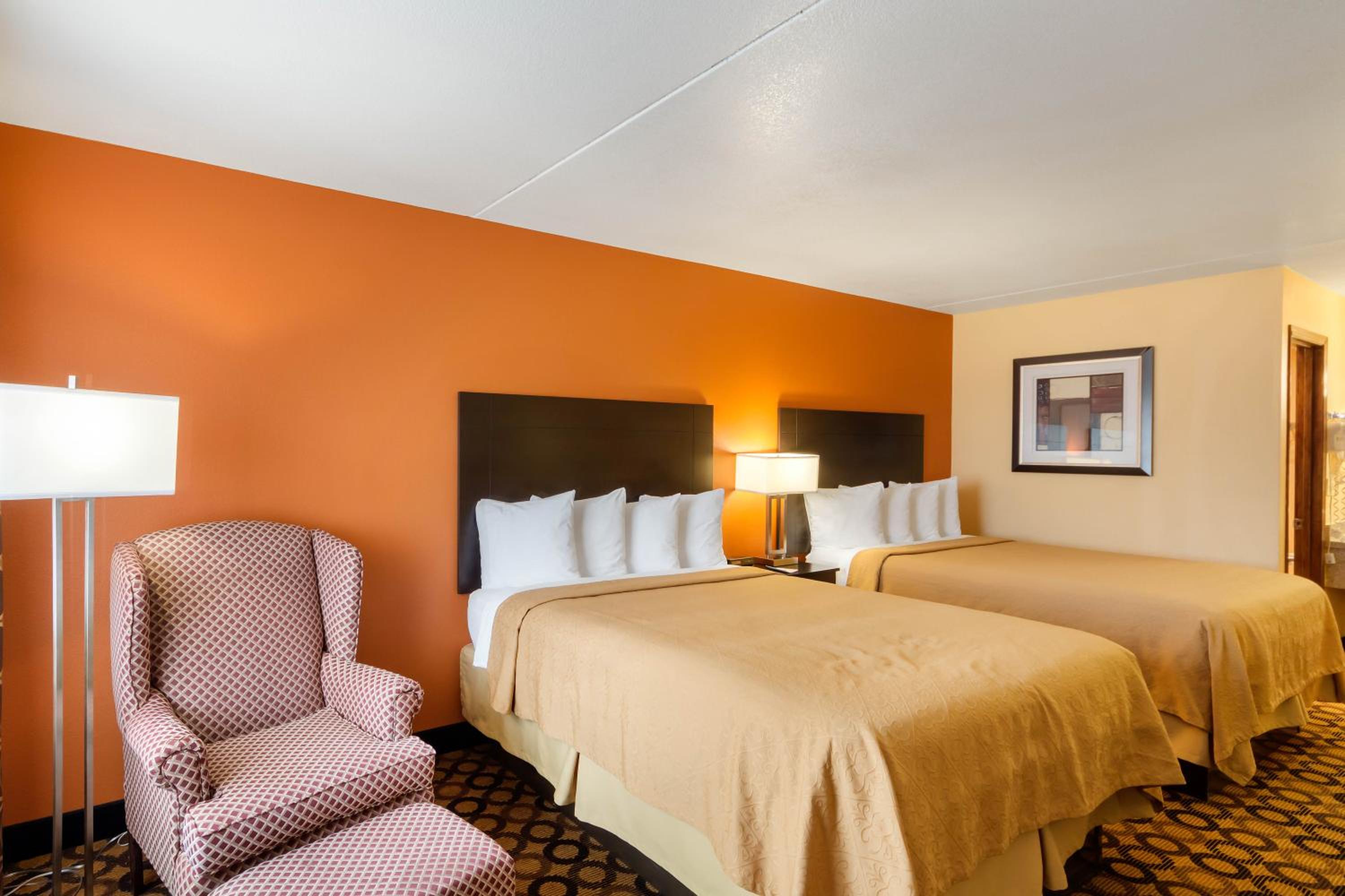 Queen Room With Two Queen Beds - Smoking photo 3