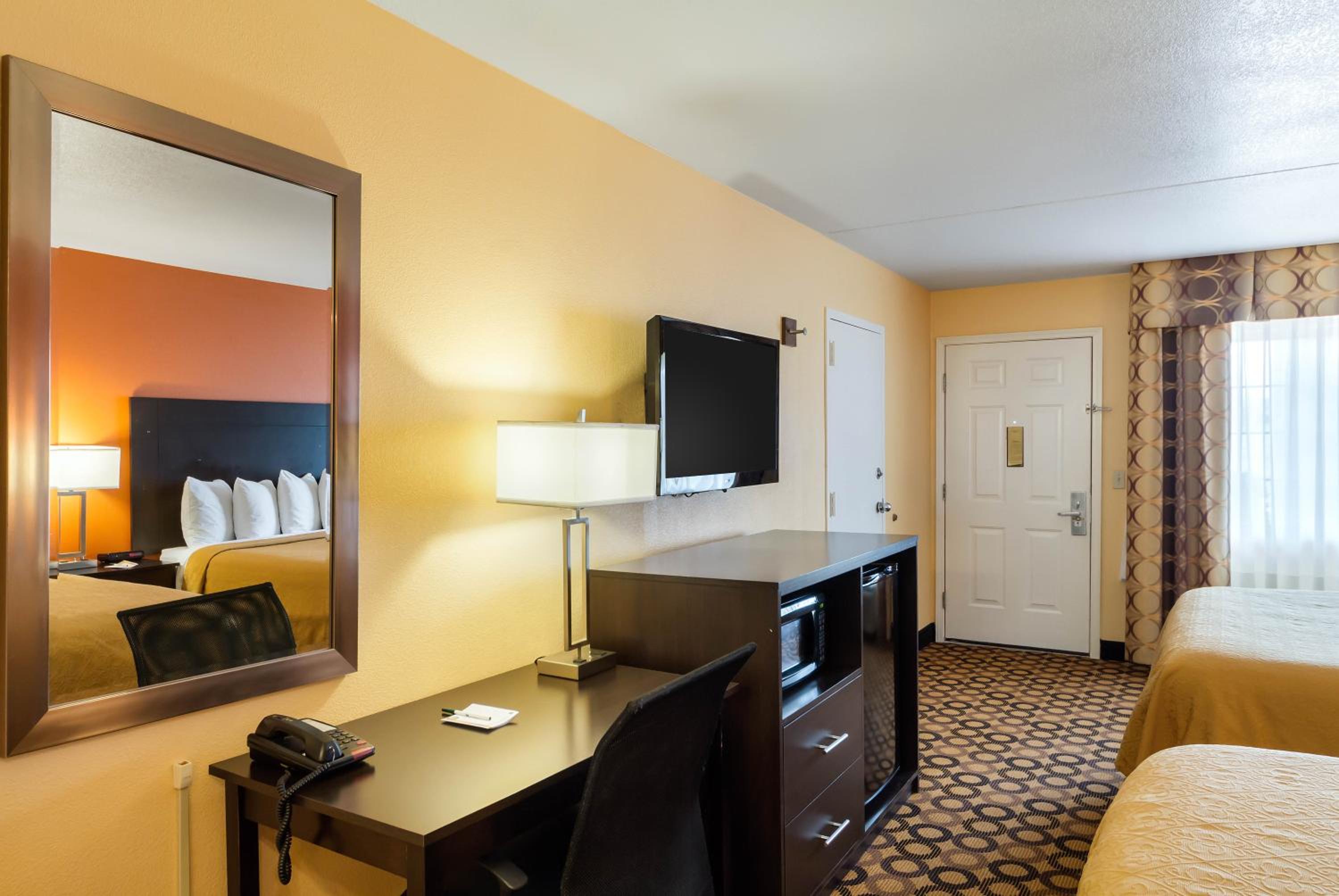 Queen Room With Two Queen Beds - Smoking photo 1