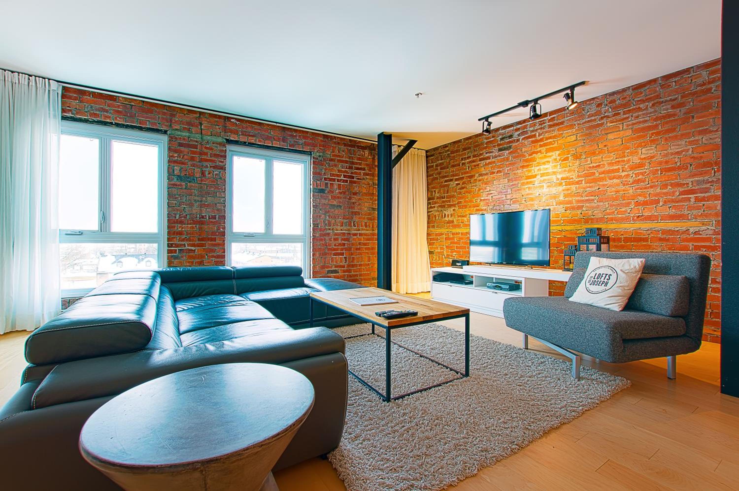 Two-Bedroom Penthouse Apartment 404 - City View