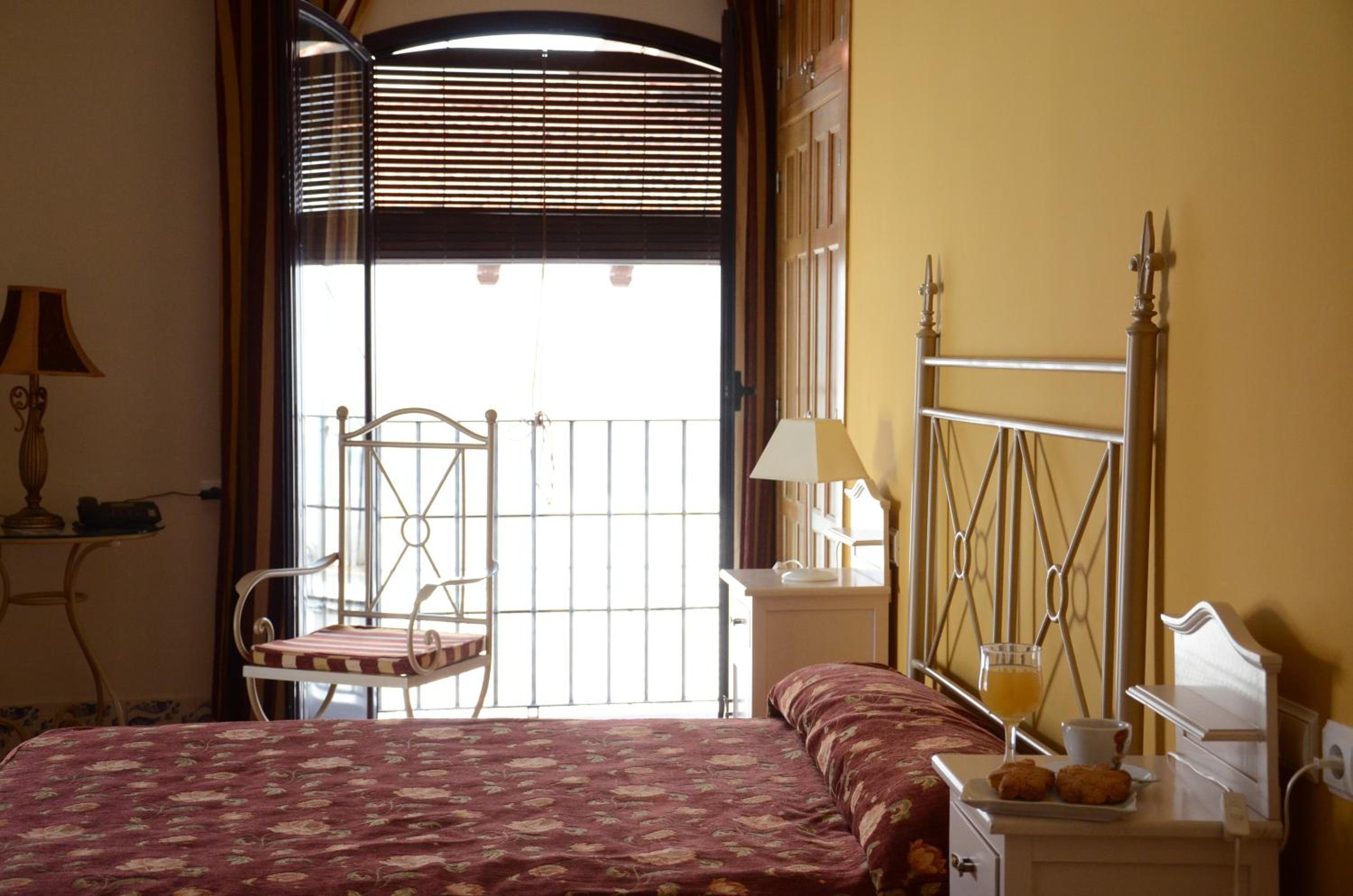 Queen Room with Balcony - Photo 1