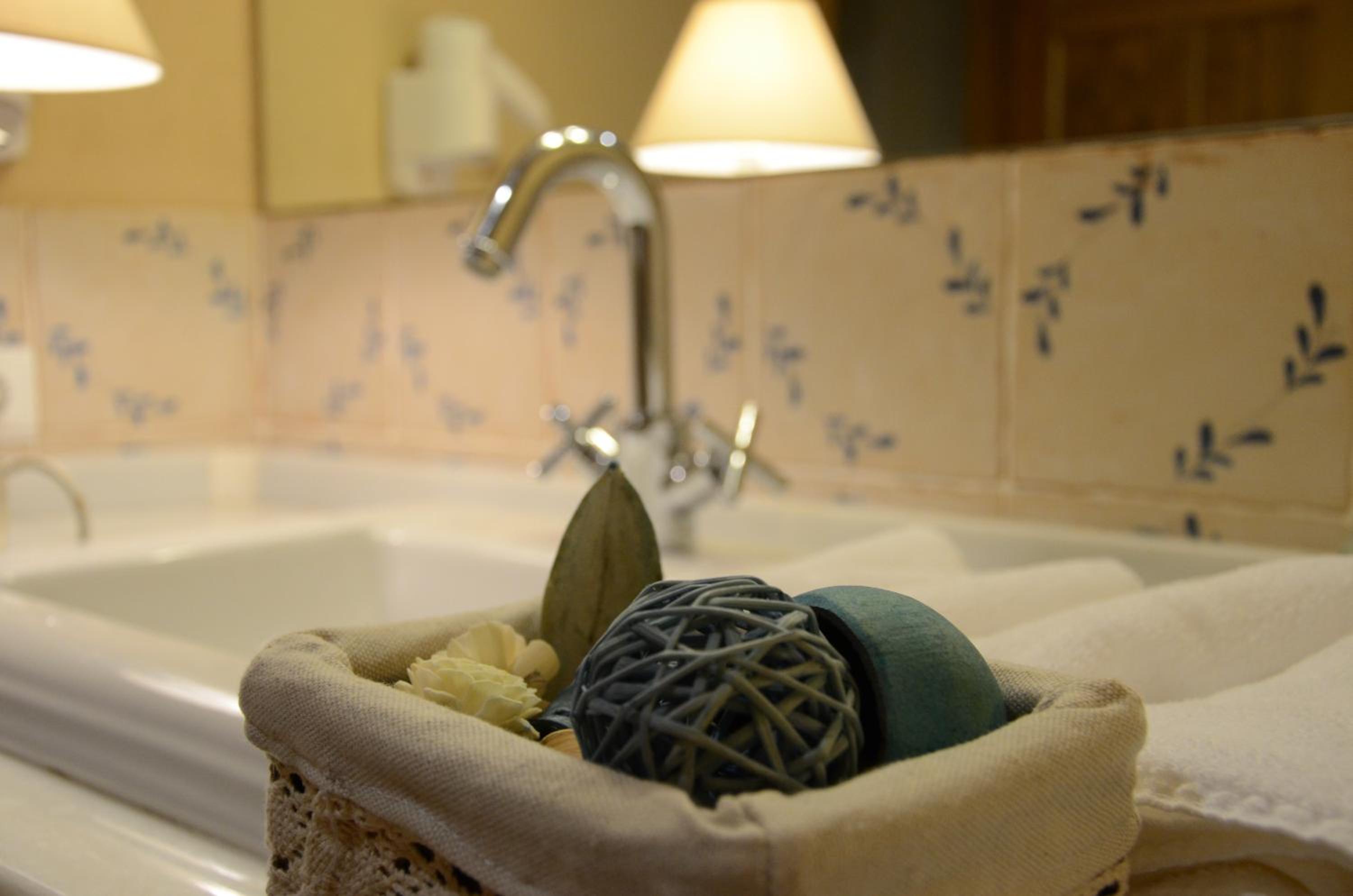 Deluxe Double Room with Balcony - Photo 7