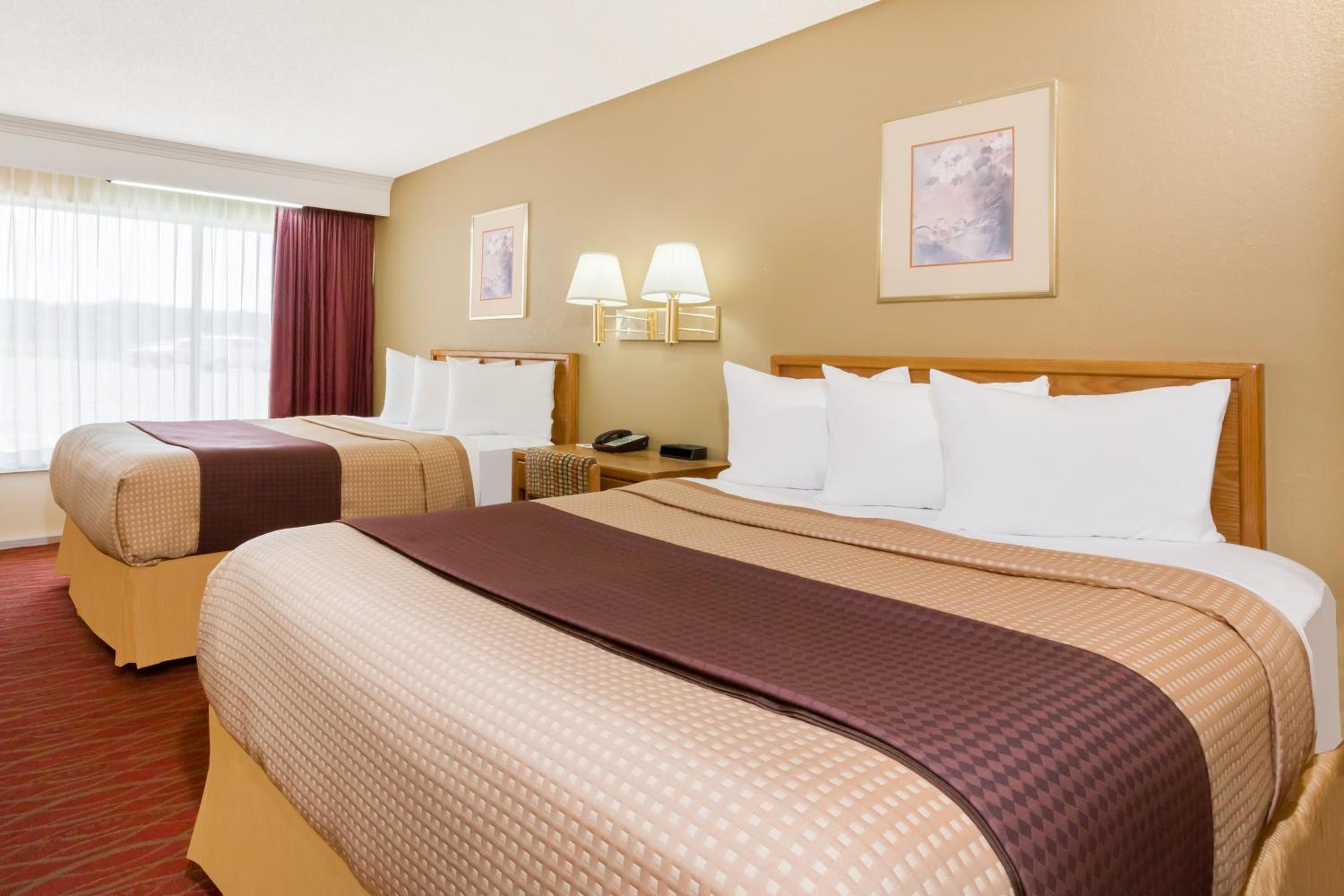 Queen Room with Two Queen Beds - Non-Smoking - Photo 1