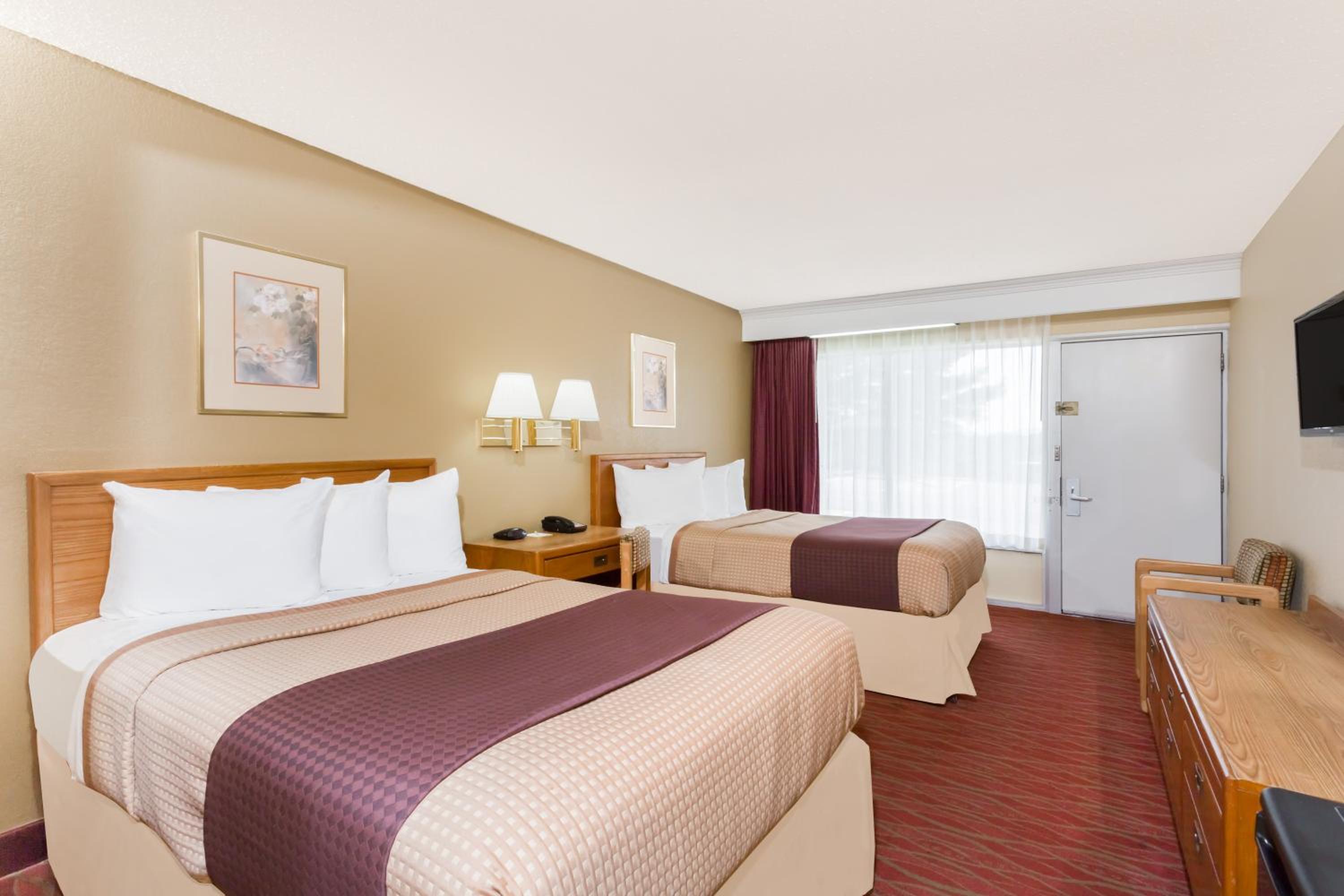 Double Room with Two Double Beds - Non-Smoking - Photo 3