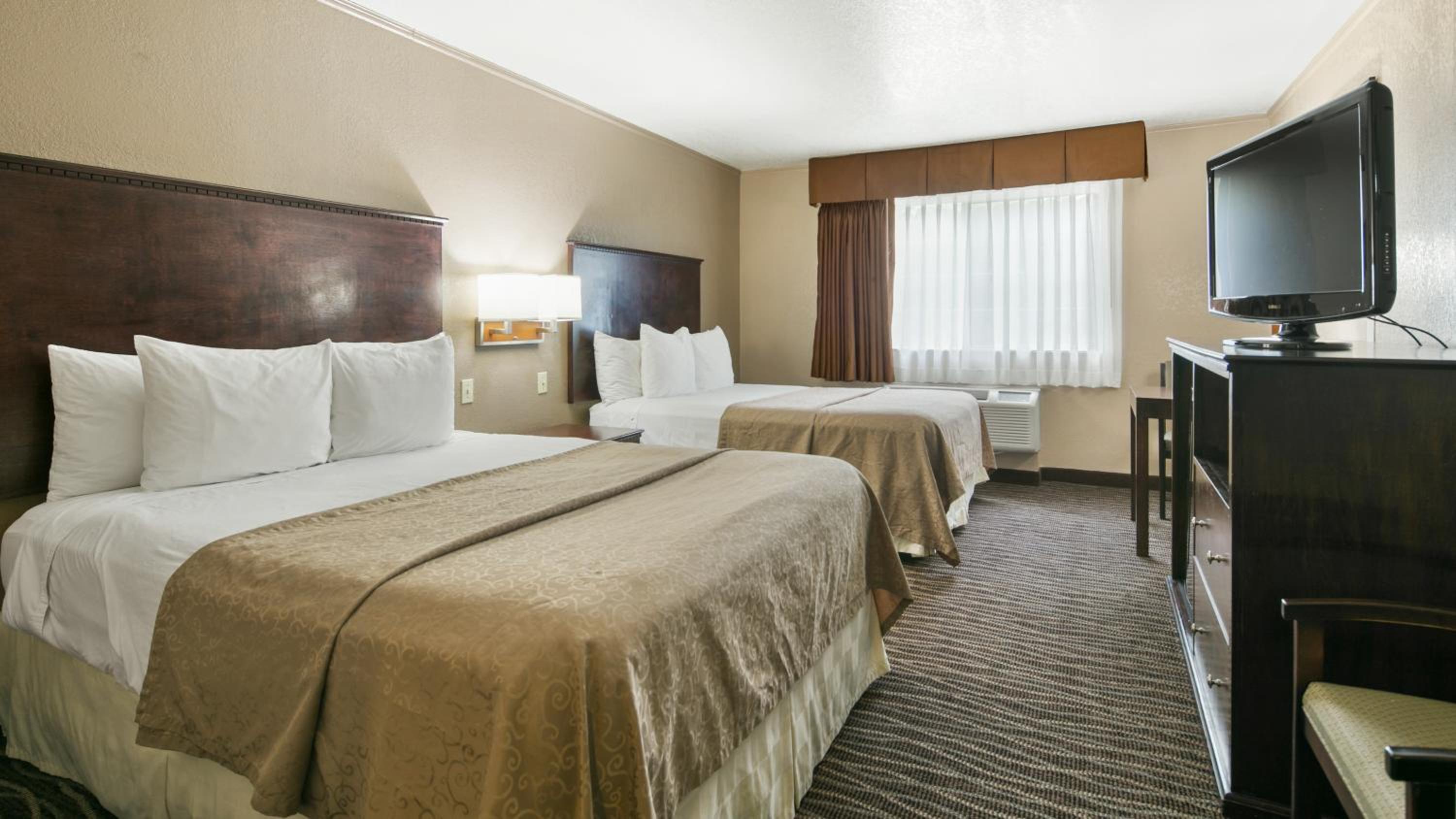 Queen Room with Two Queen Beds - Non-Smoking - Photo 1