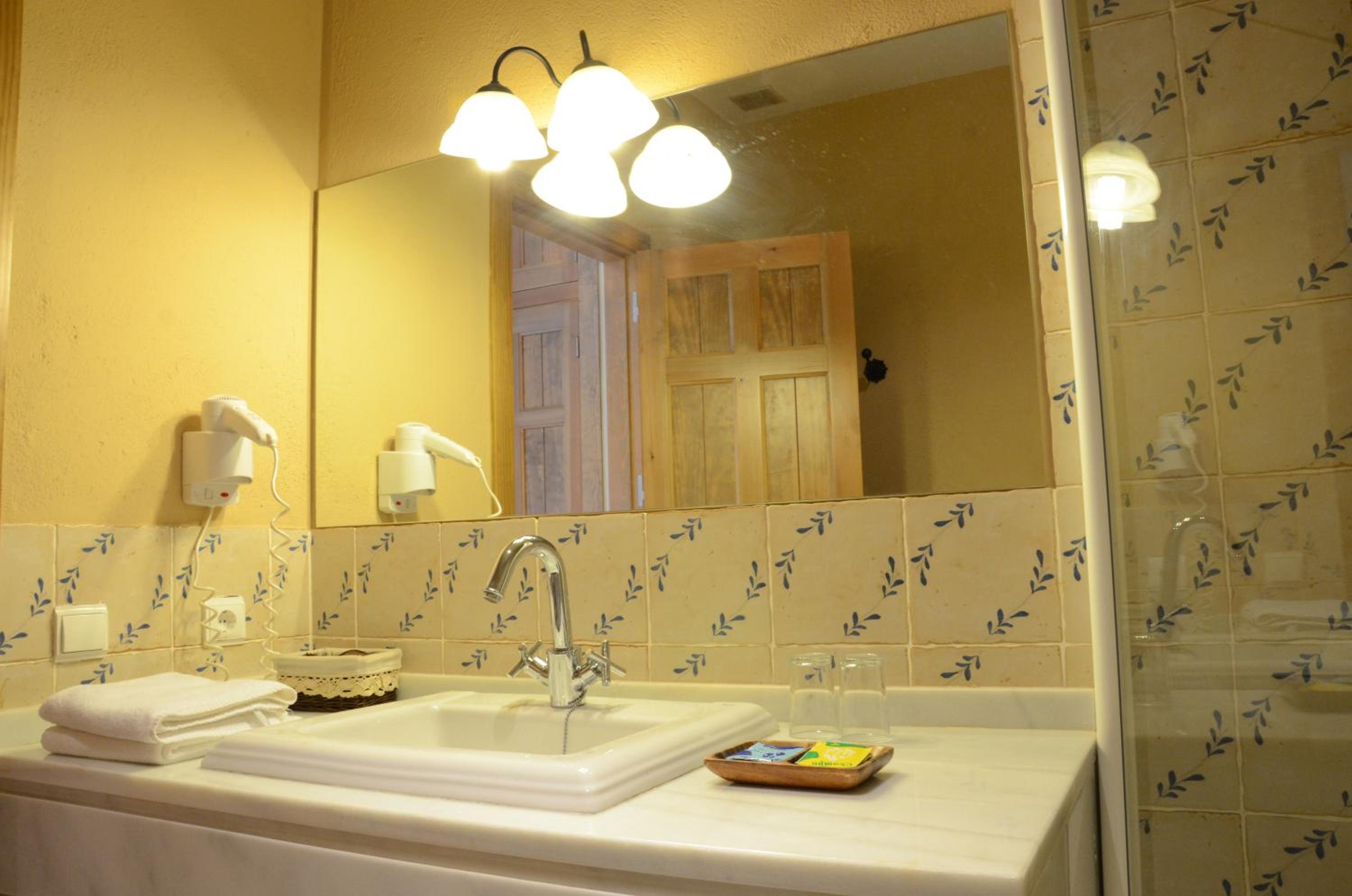 Twin Room - Photo 3
