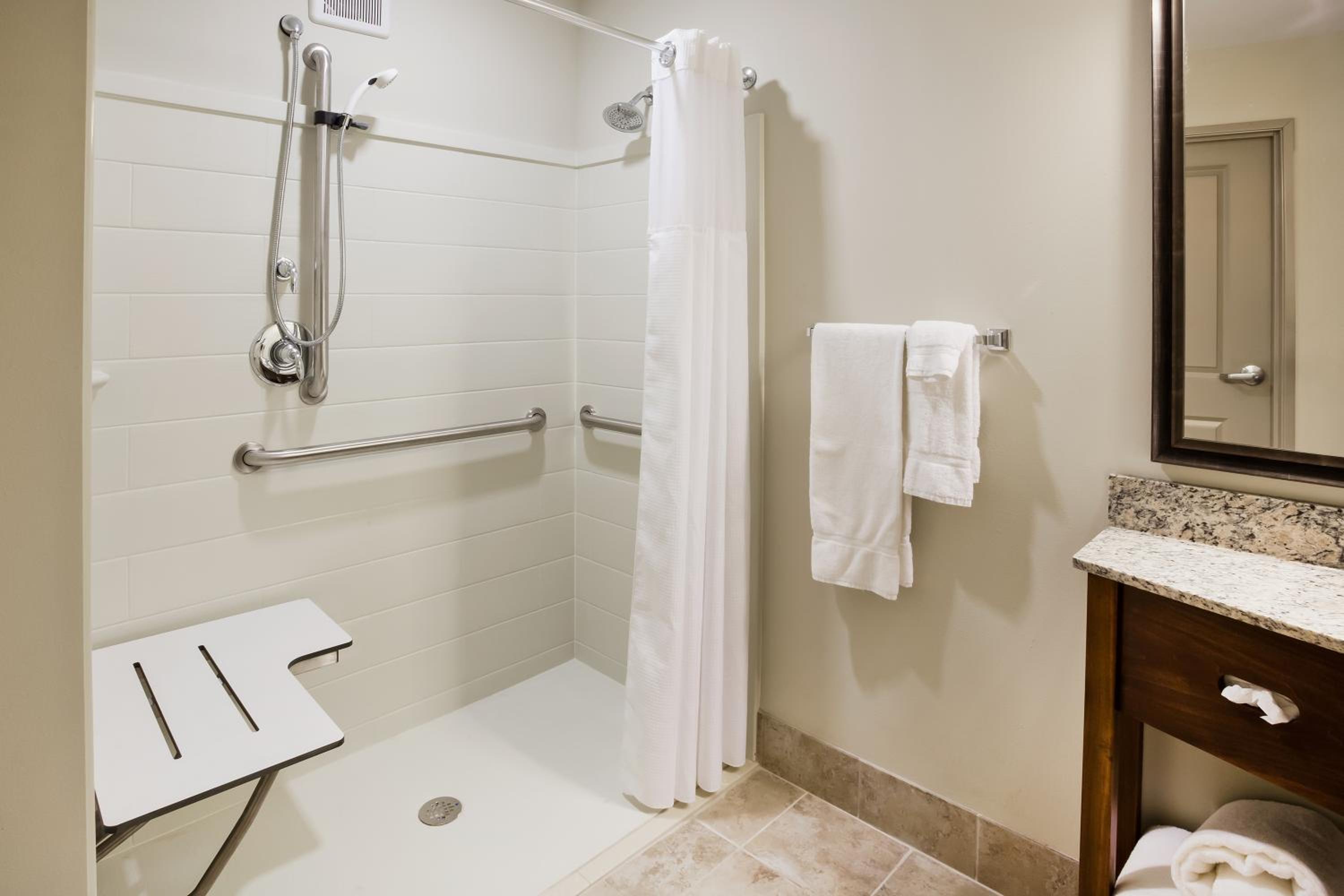 Deluxe Queen Room - Mobility Access/Non-Smoking