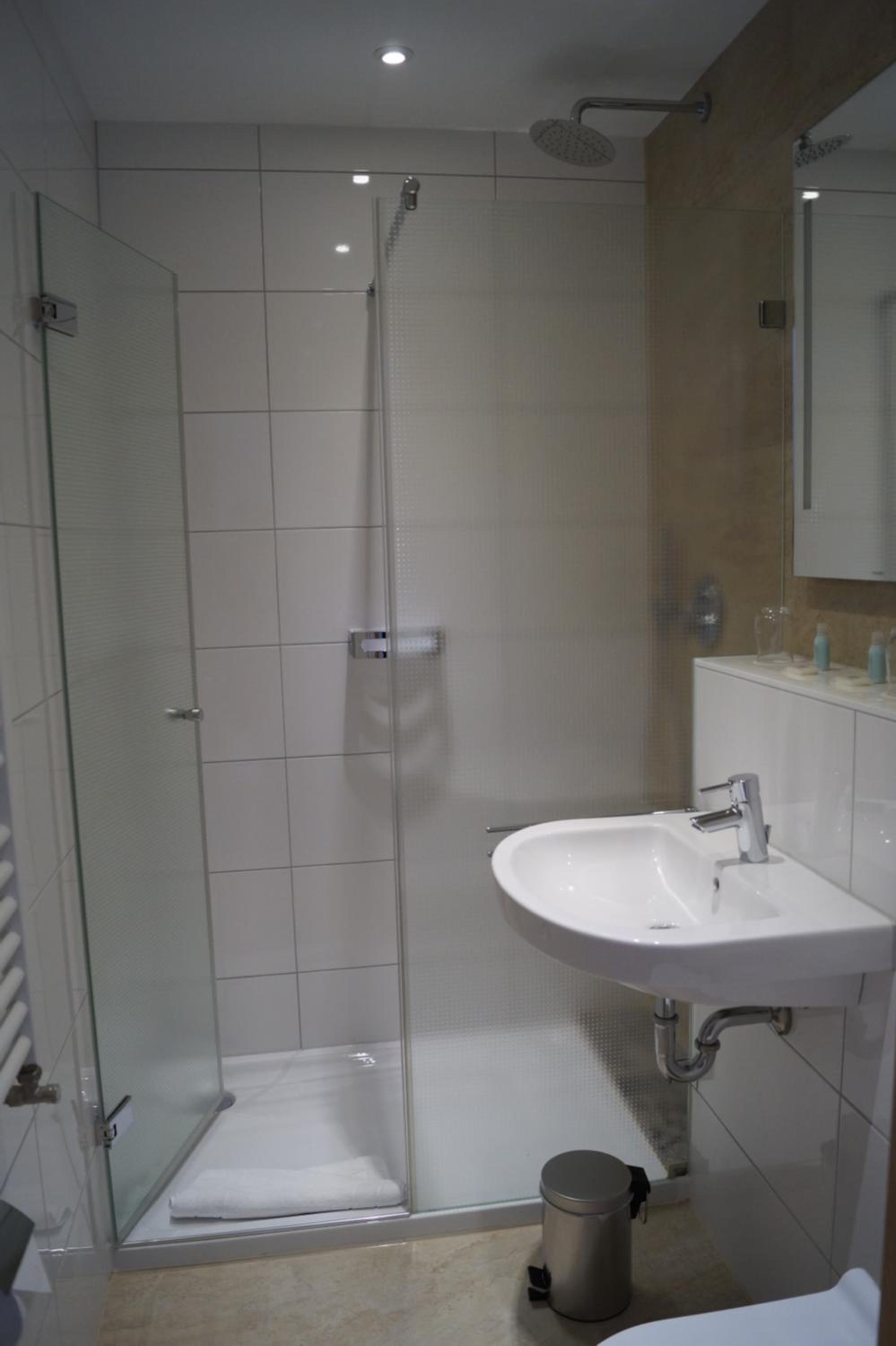 Standard Double or Twin Room - Photo 3