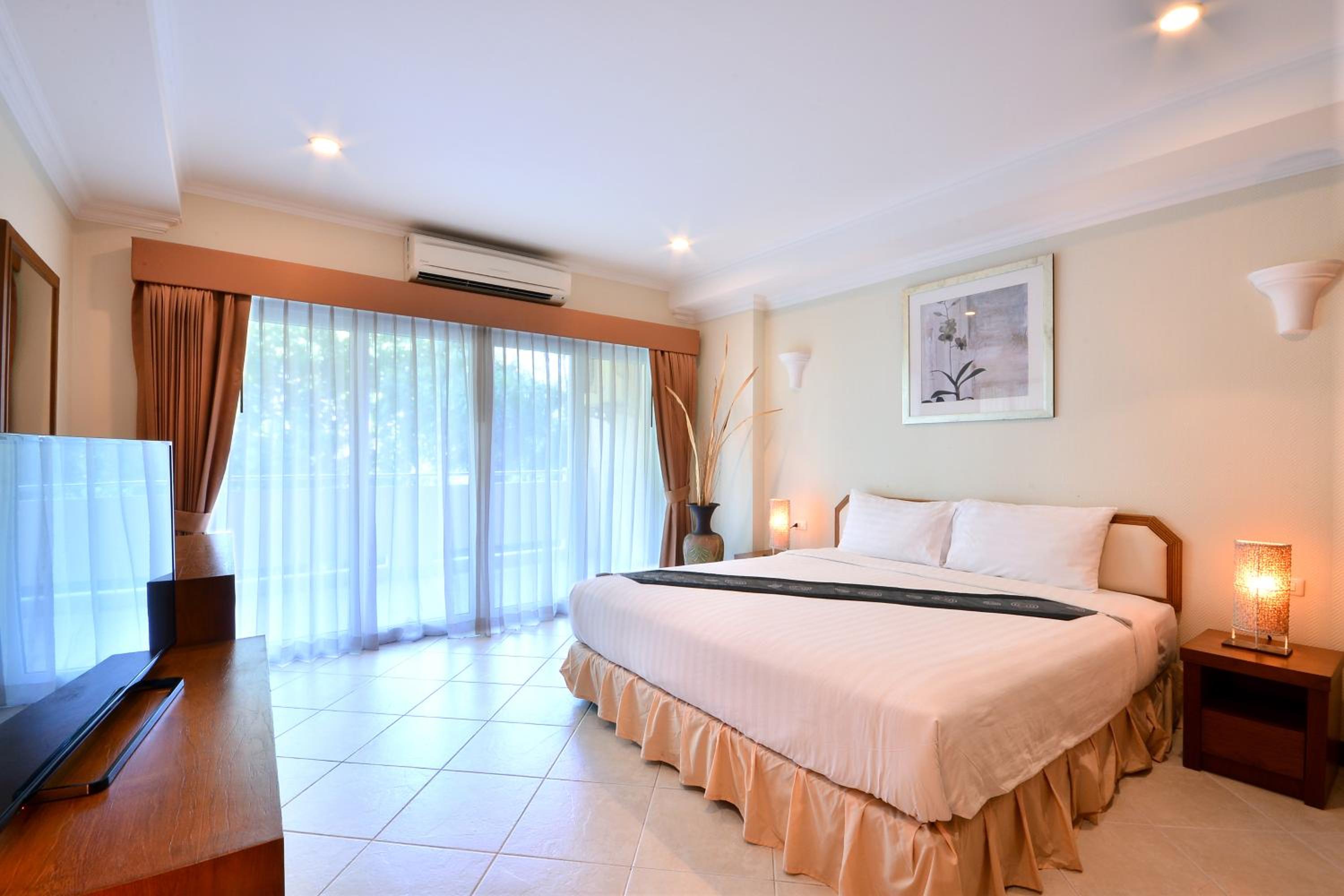 Superior One-Bedroom Apartment with Garden View - 211