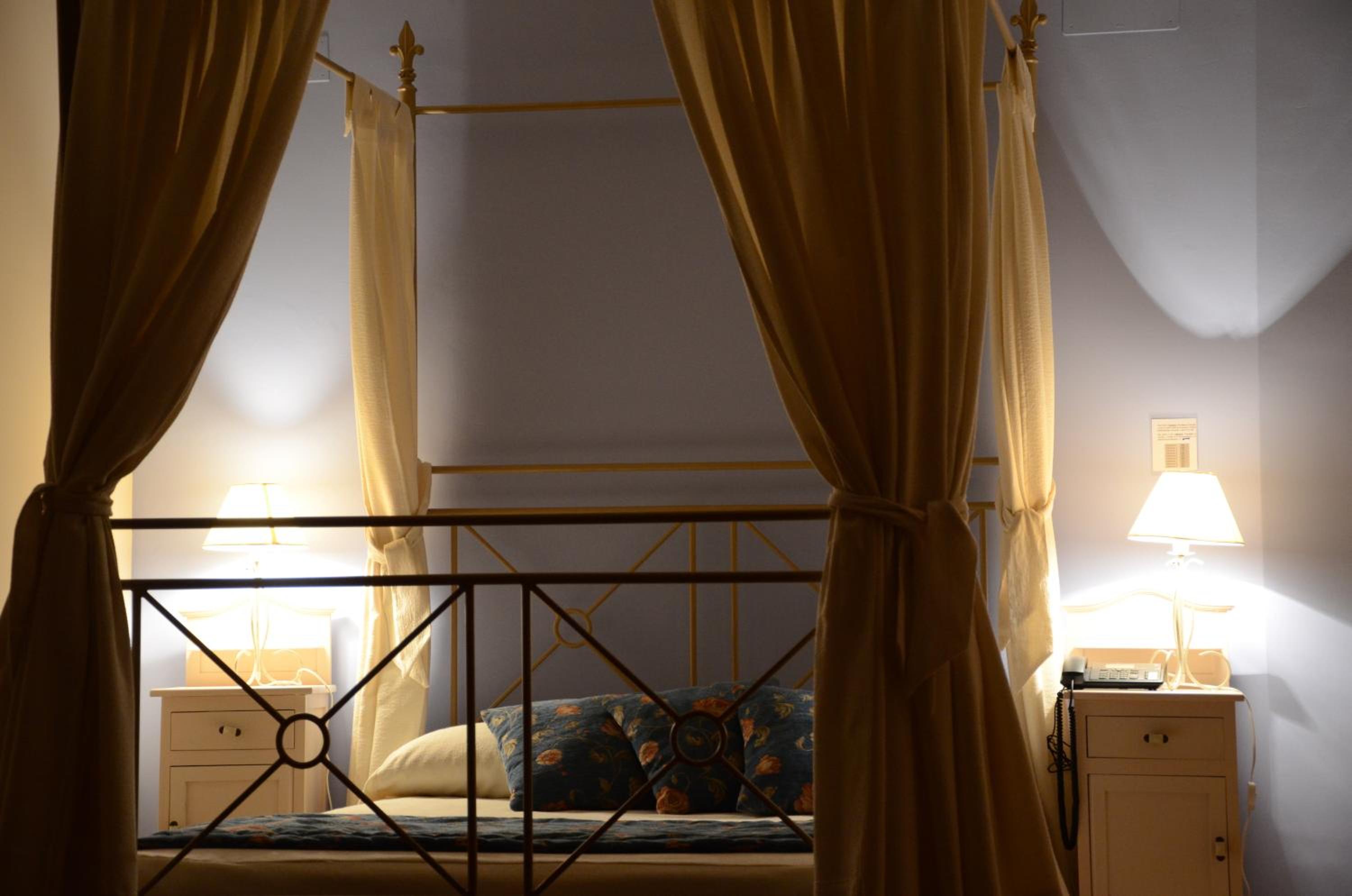 Deluxe Double Room with Balcony - Photo 5