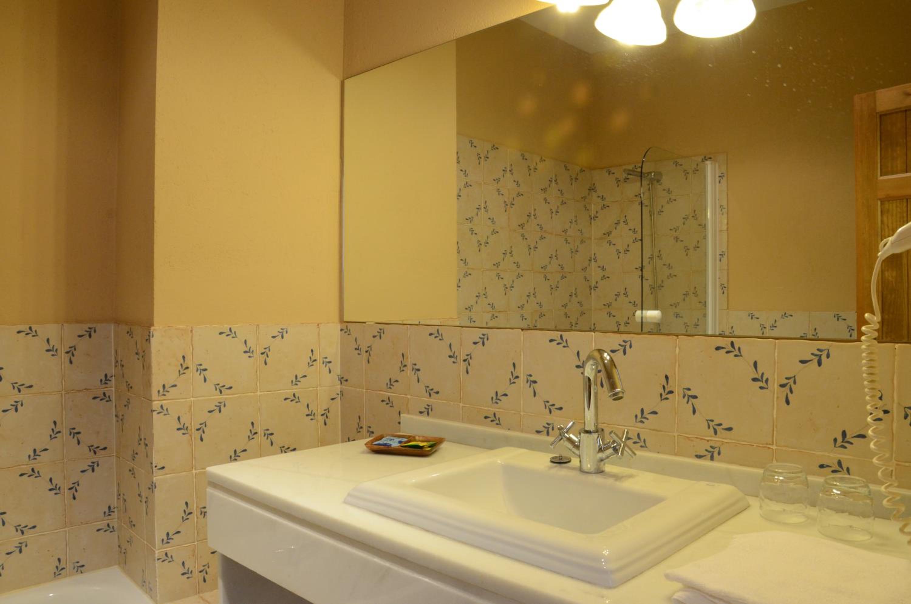 Deluxe Double Room with Balcony - Photo 4