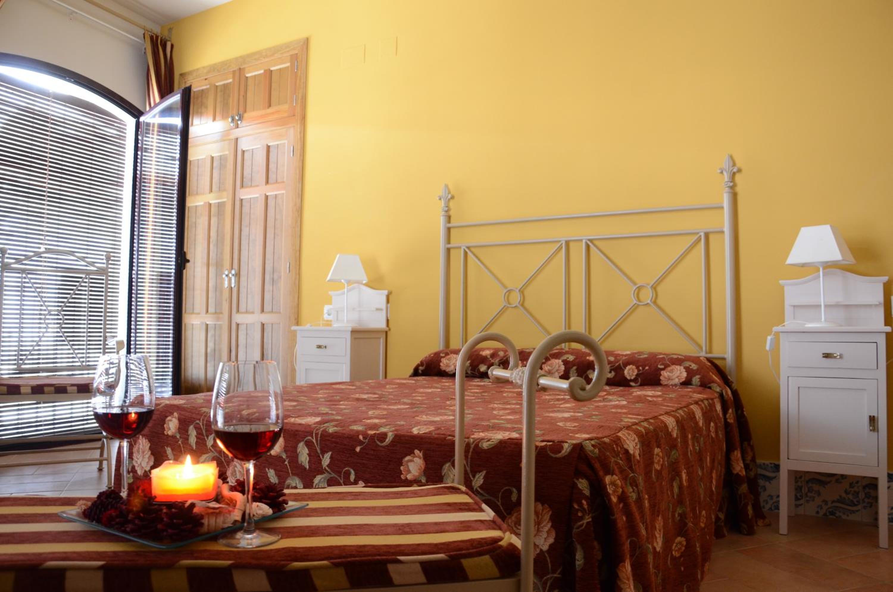 Queen Room with Balcony - Photo 4